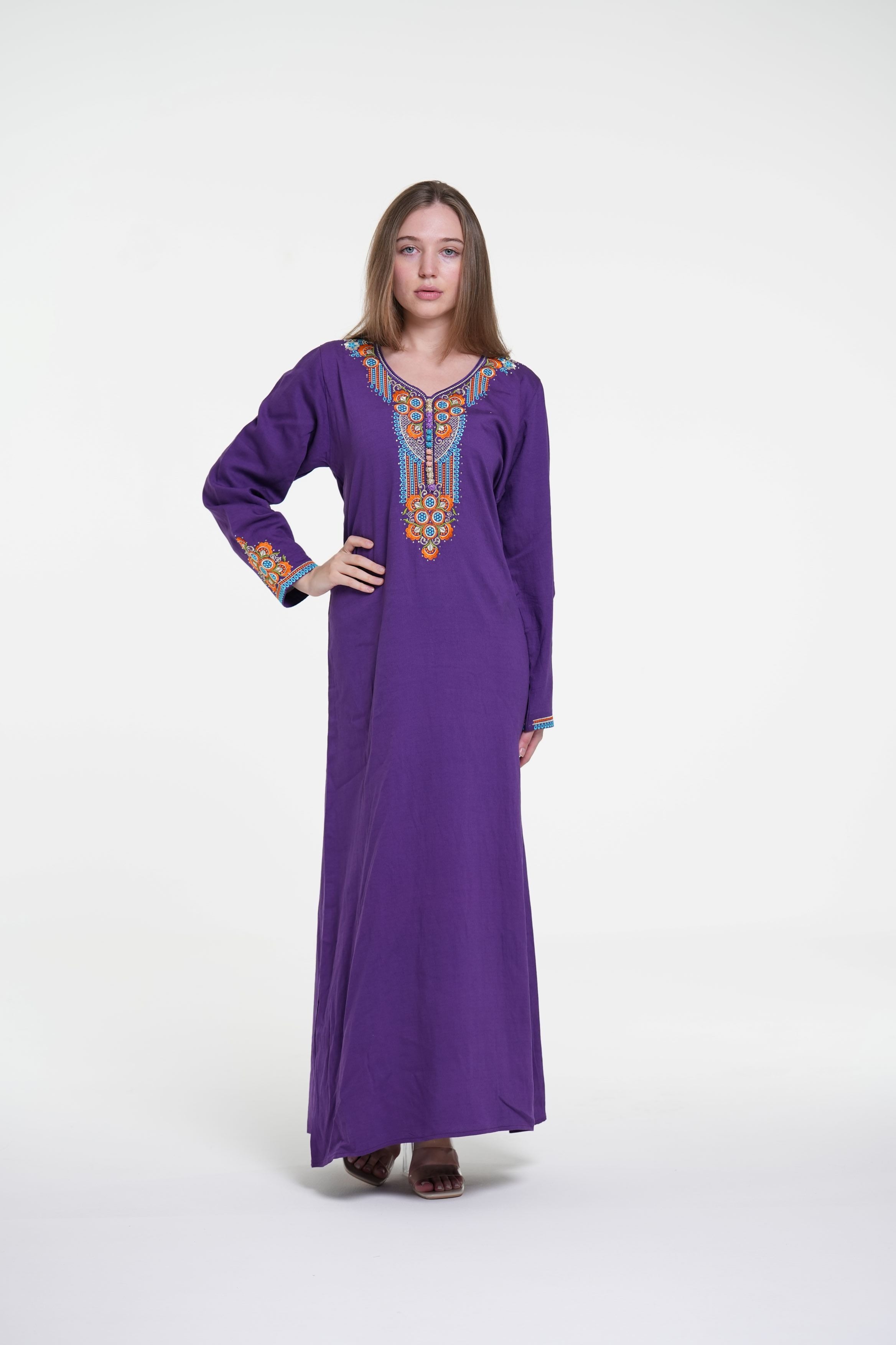 جلابية من الكتان القطني المطرز بتفاصيل ستراس