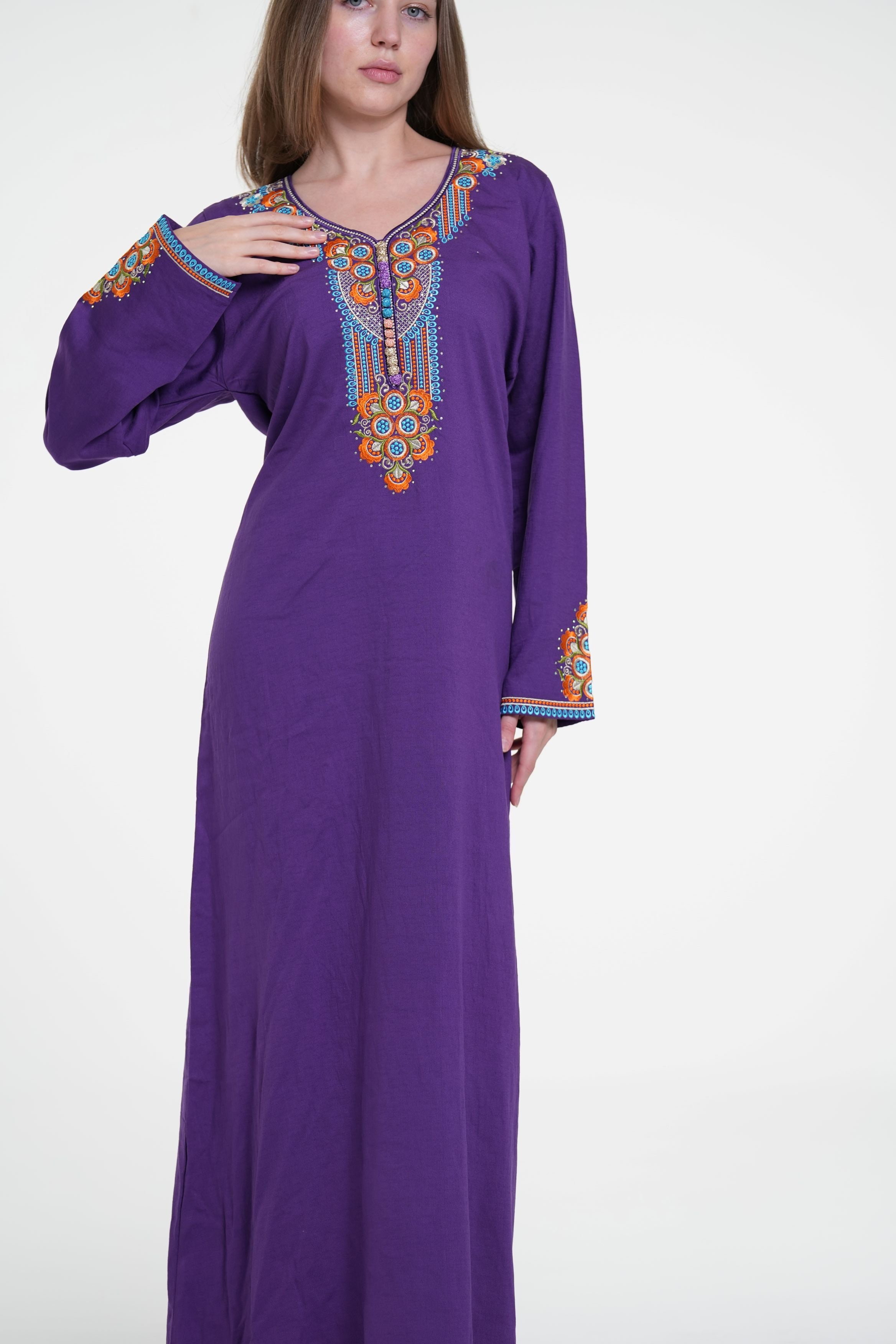 جلابية من الكتان القطني المطرز بتفاصيل ستراس