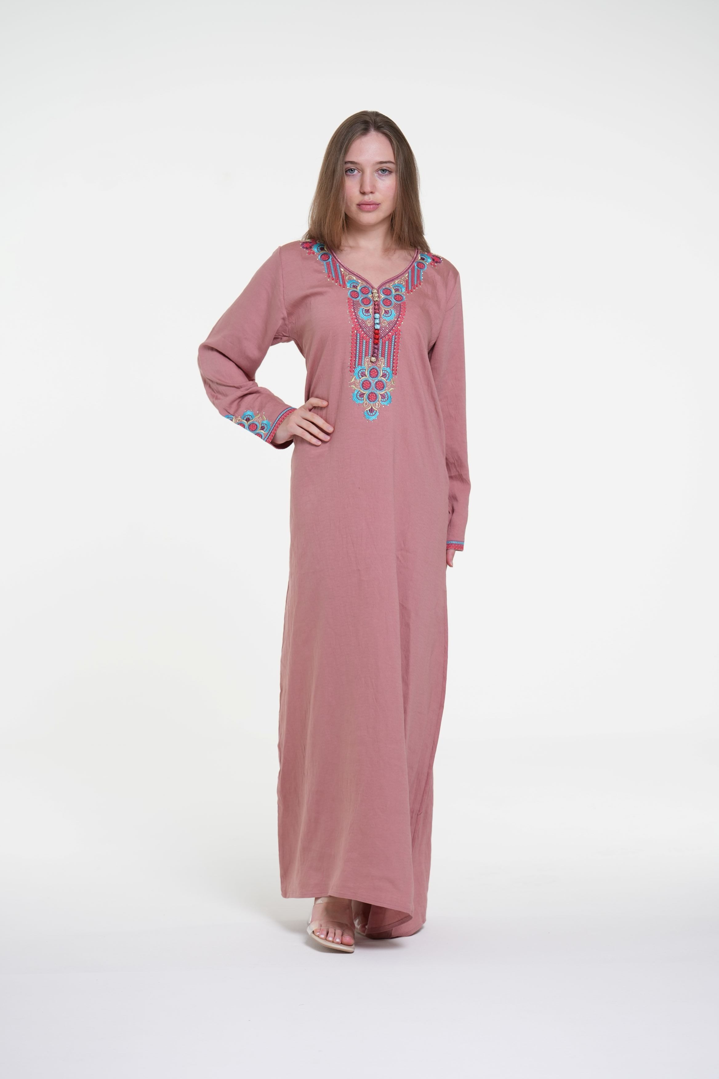 جلابية من الكتان القطني المطرز بتفاصيل ستراس