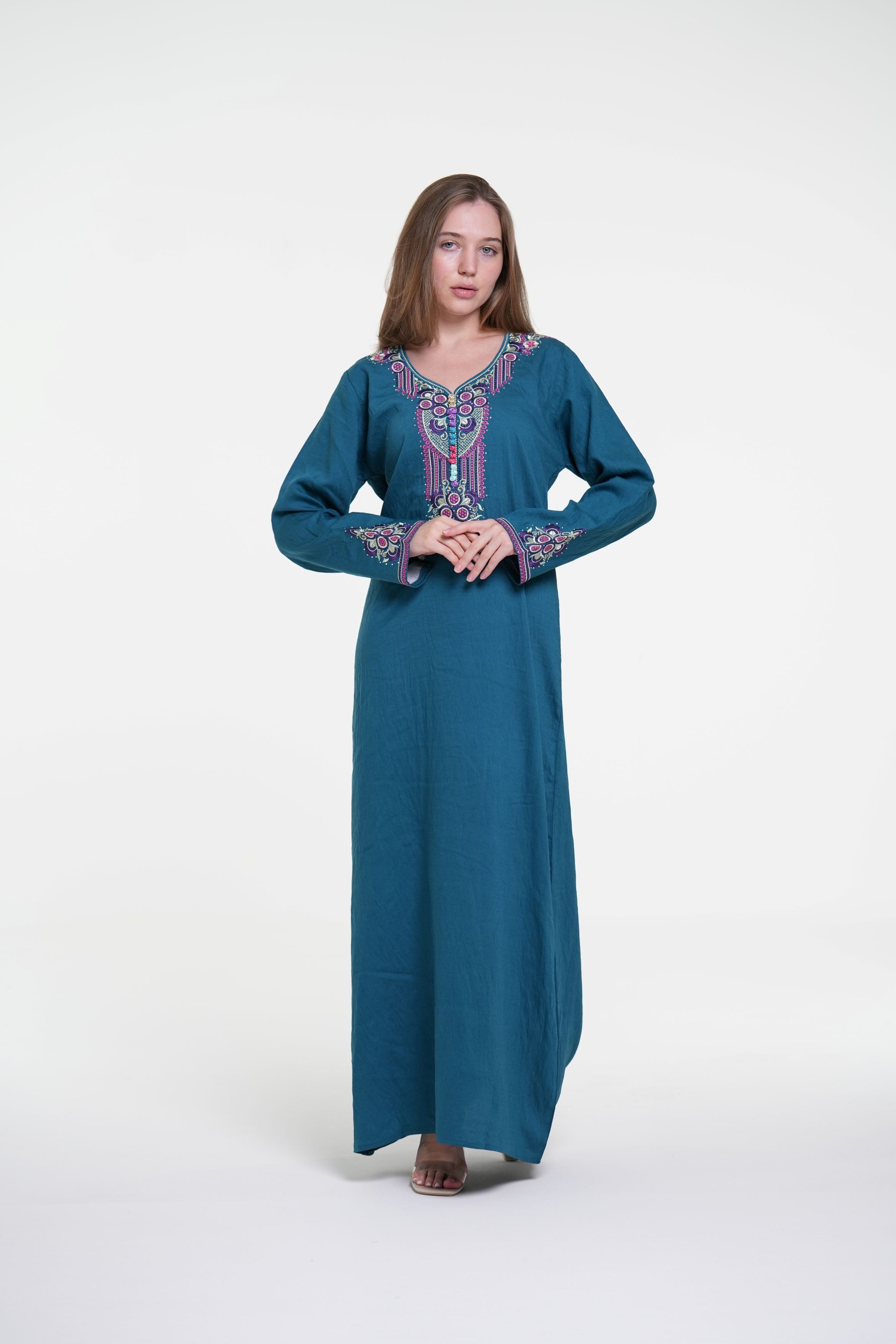 جلابية من الكتان القطني المطرز بتفاصيل ستراس