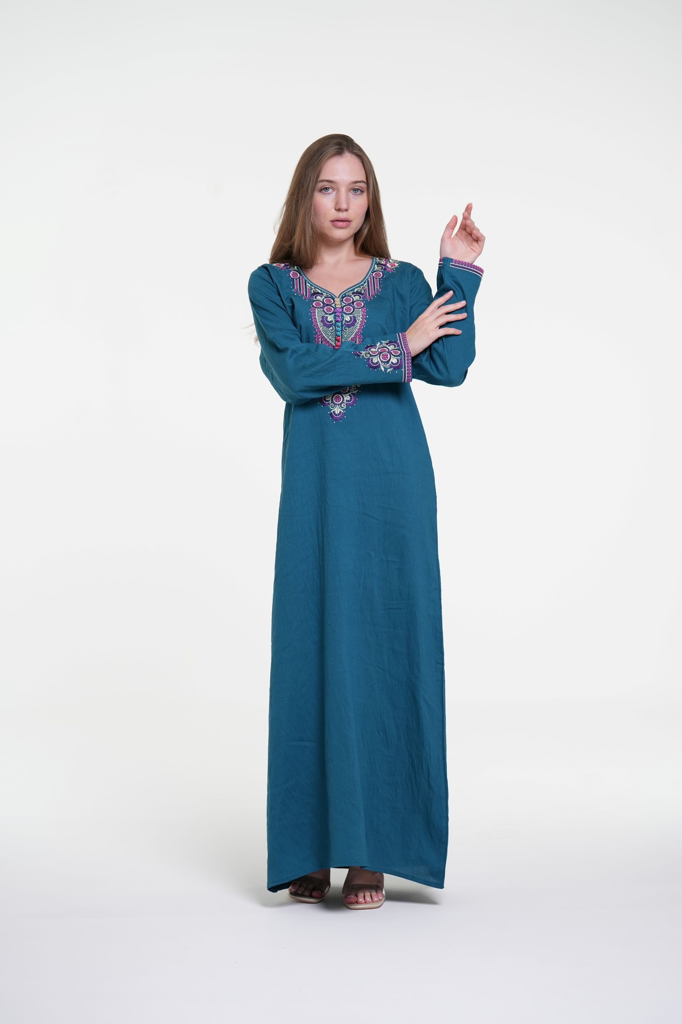 جلابية من الكتان القطني المطرز بتفاصيل ستراس