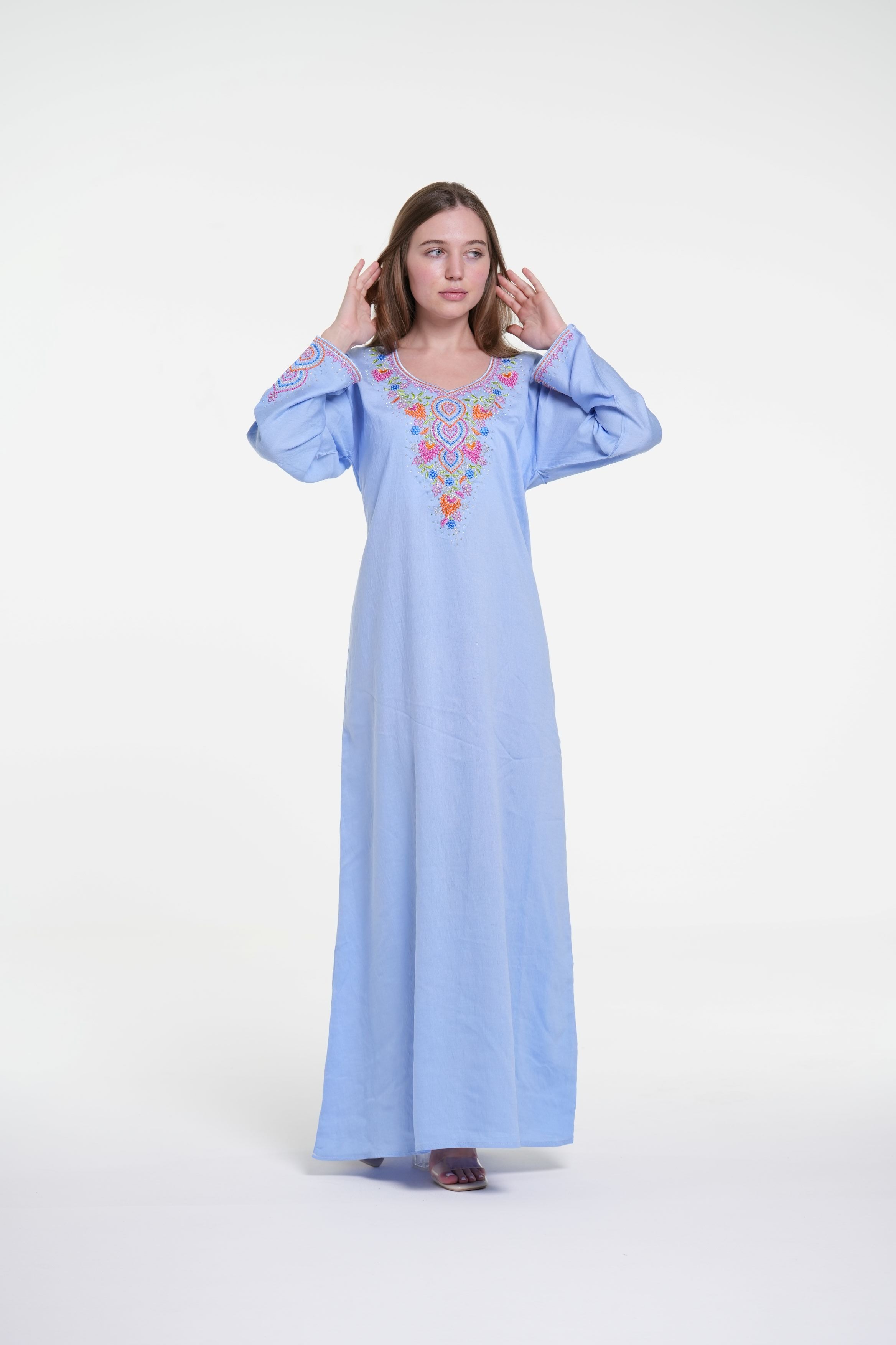 جلابية من الكتان القطني المطرز بتفاصيل ستراس