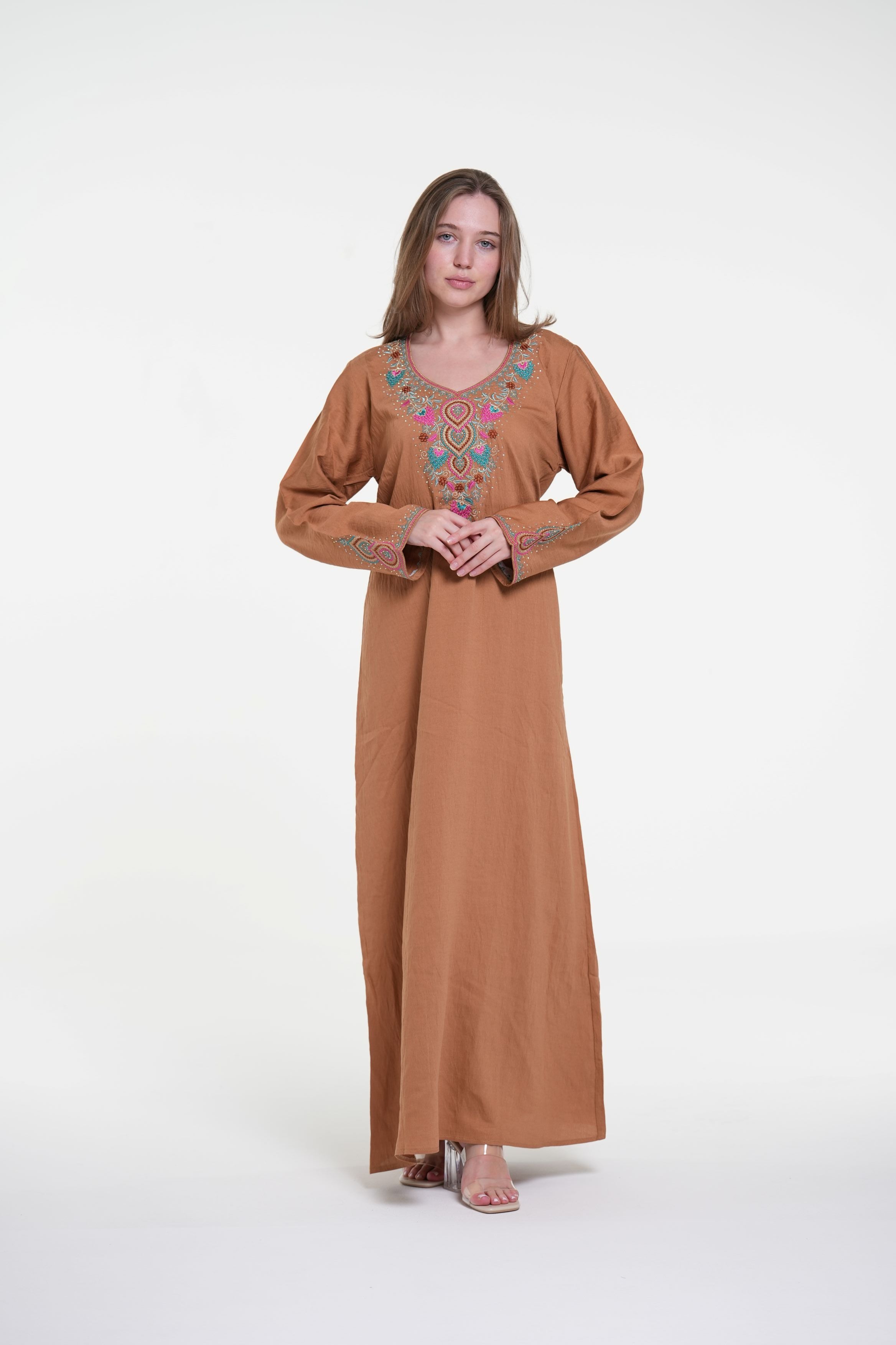 جلابية من الكتان القطني المطرز بتفاصيل ستراس