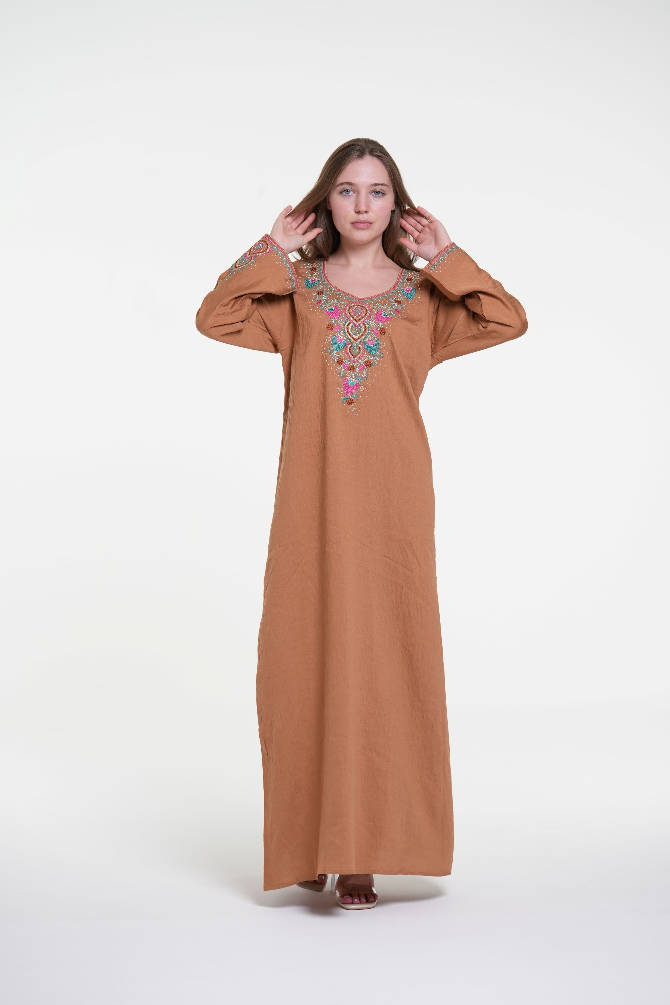 جلابية من الكتان القطني المطرز بتفاصيل ستراس