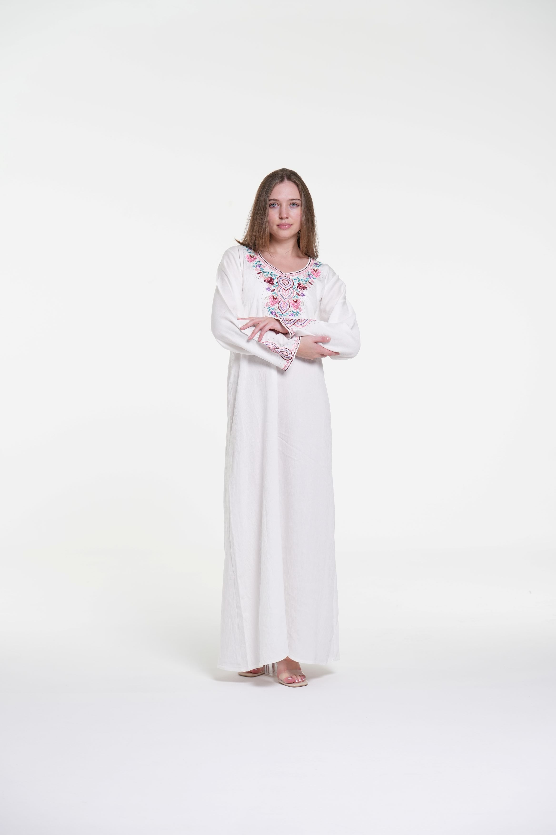 جلابية من الكتان القطني المطرز بتفاصيل ستراس