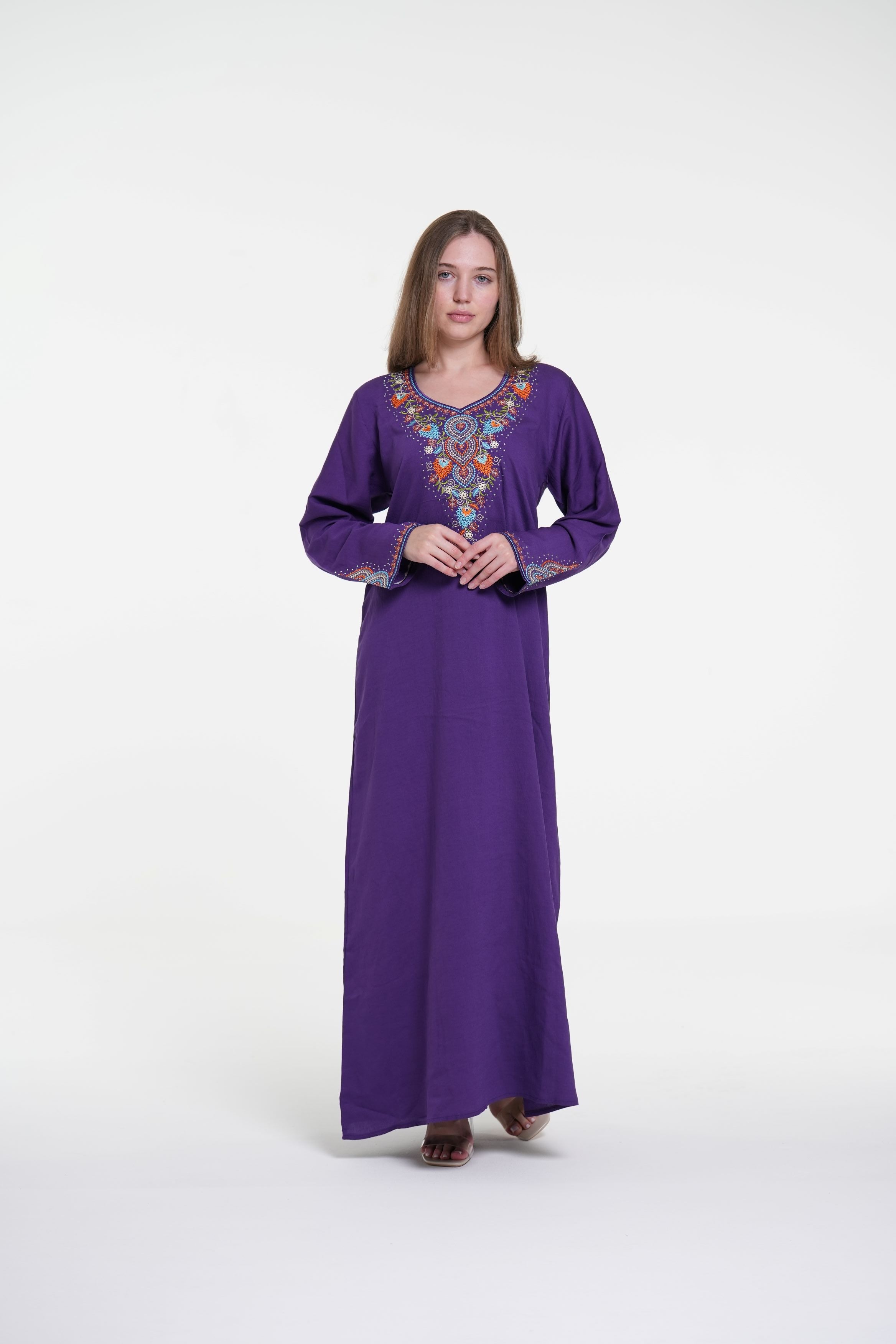 جلابية من الكتان القطني المطرز بتفاصيل ستراس