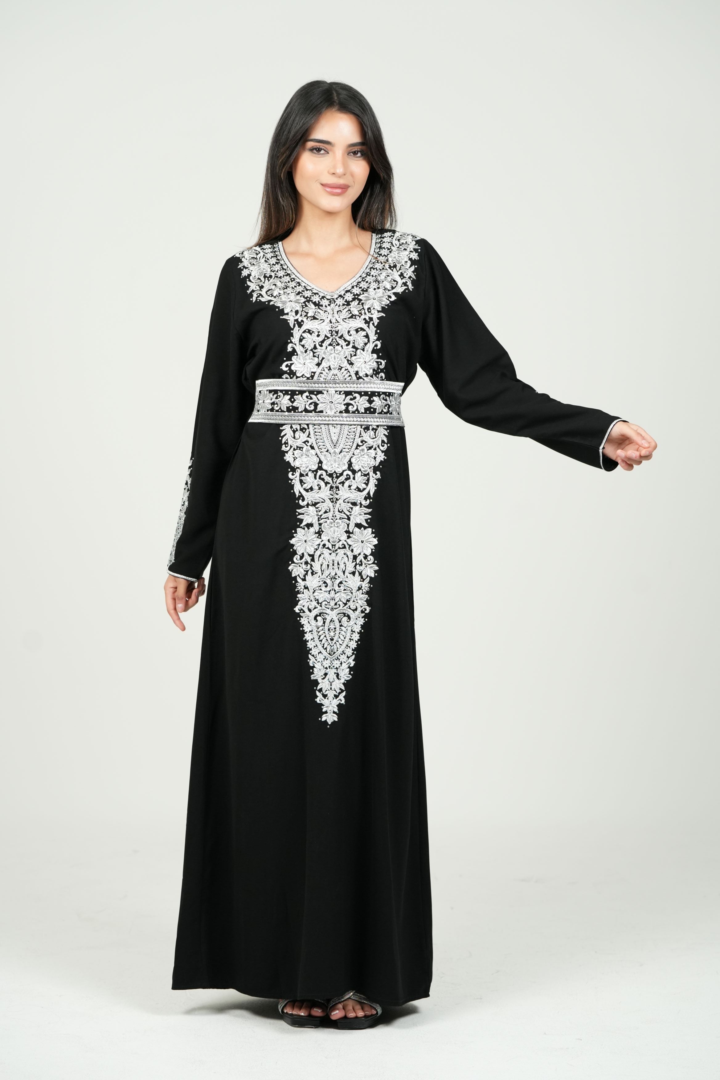 جلابية فلسطينية مطرزة بتفاصيل فضية وحزام