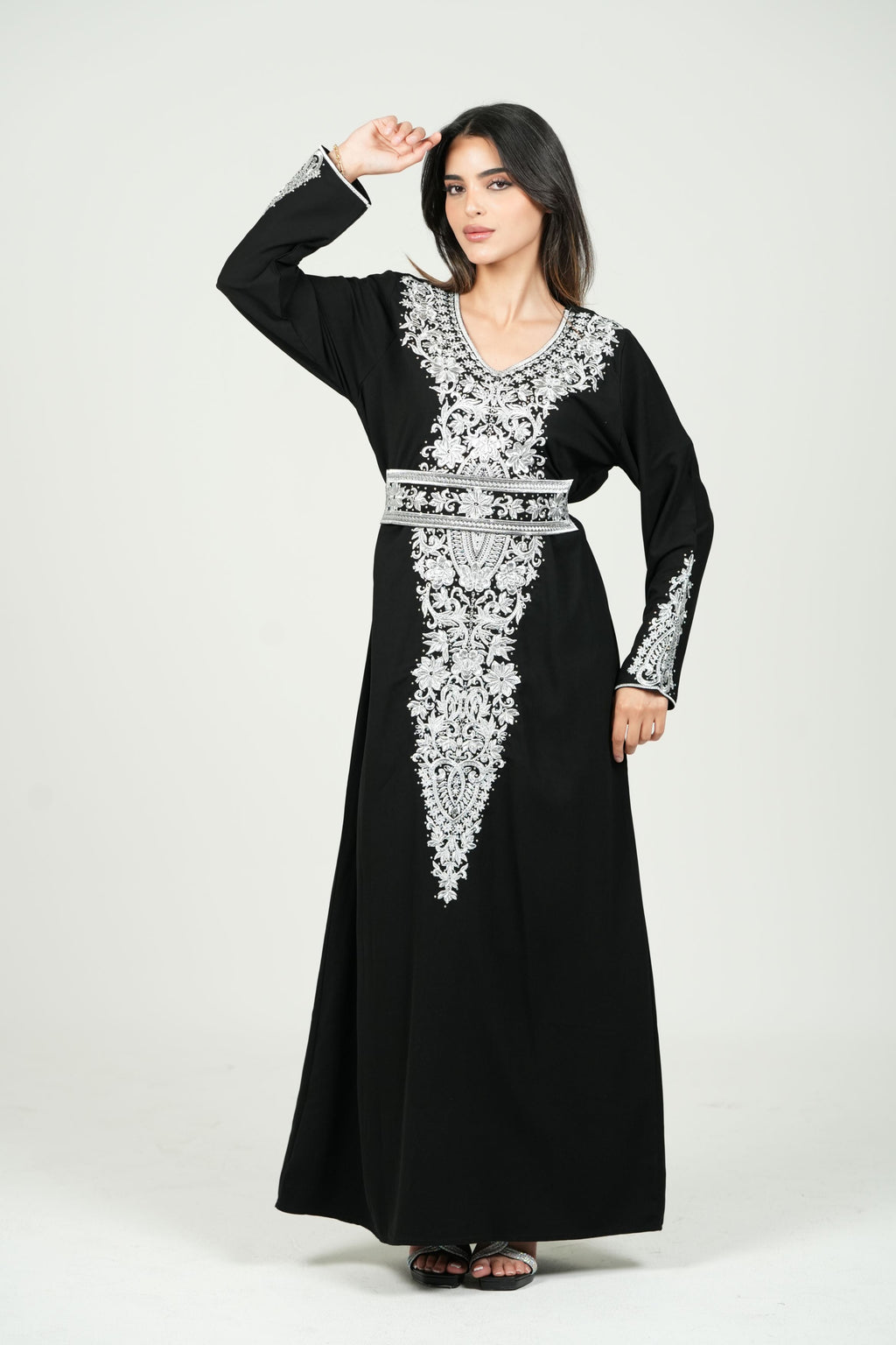 جلابية فلسطينية مطرزة بتفاصيل فضية وحزام