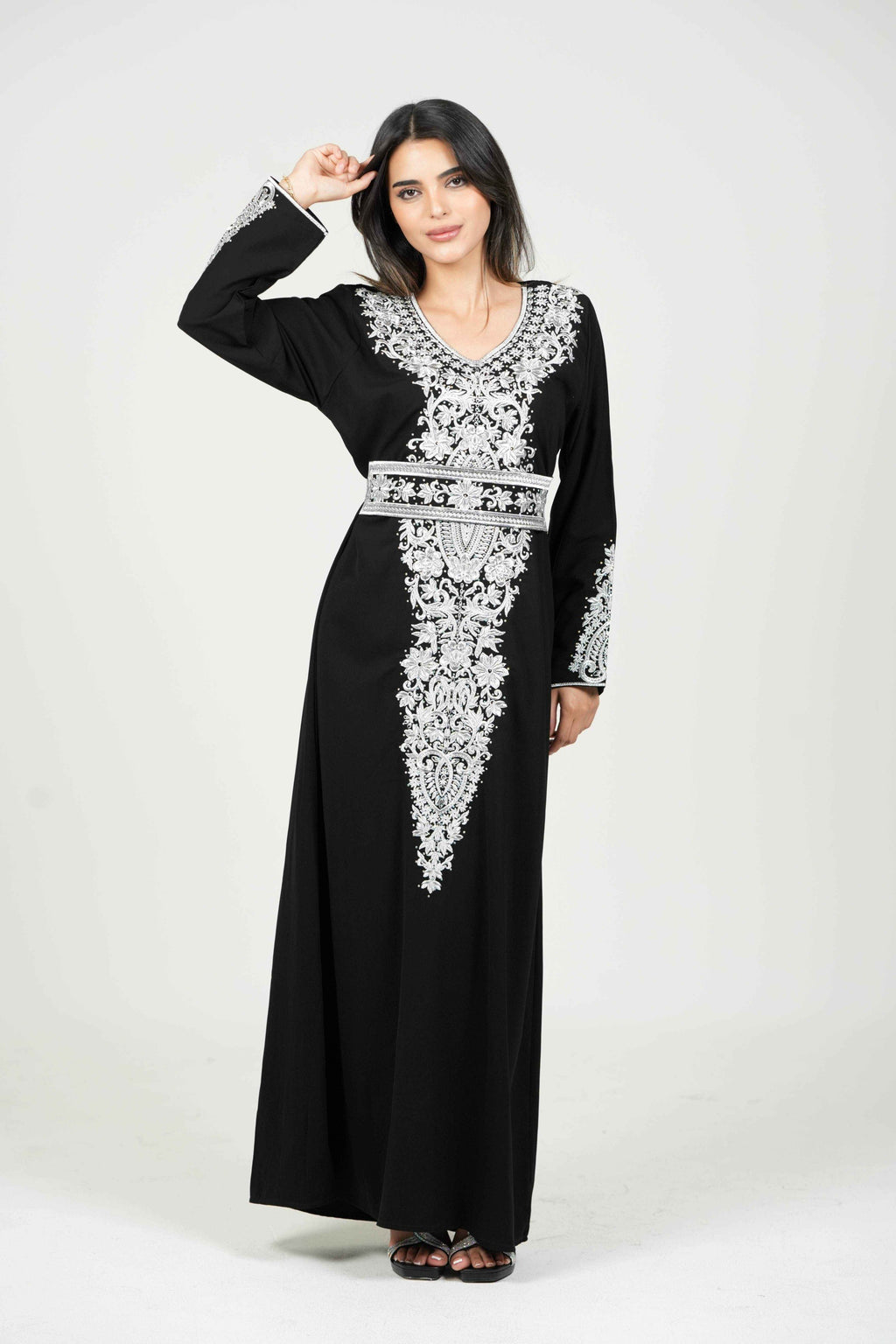 جلابية فلسطينية مطرزة بتفاصيل فضية وحزام