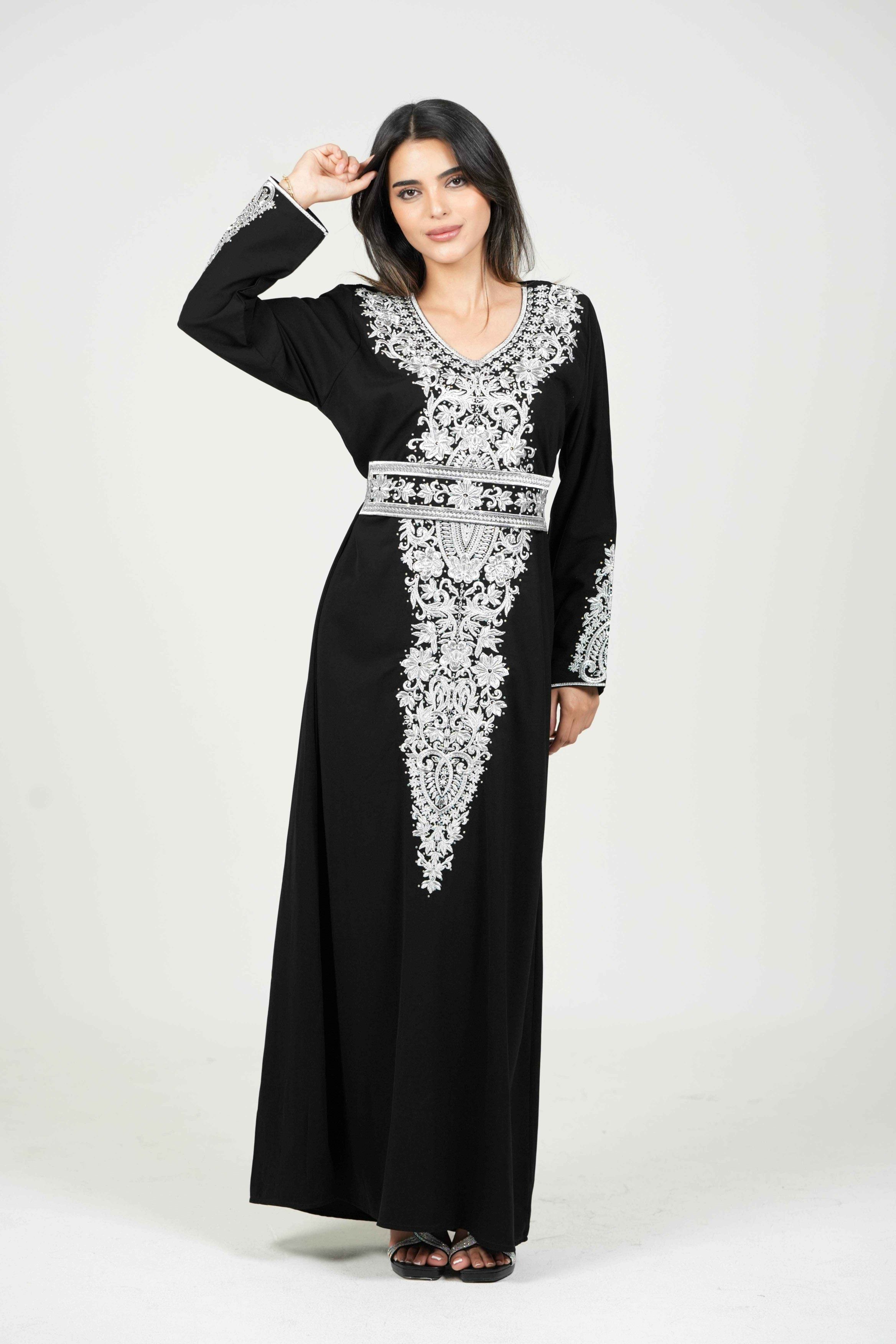 جلابية فلسطينية مطرزة بتفاصيل فضية وحزام