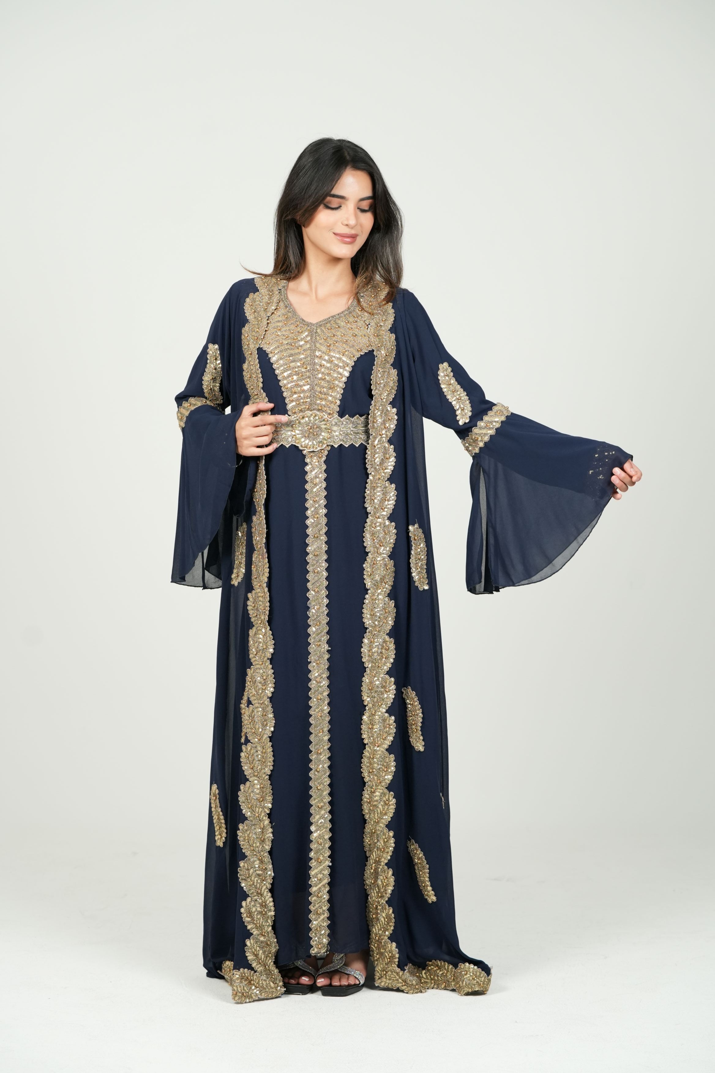 قفطان أبيض مطرز بتفاصيل ملكية مع حزام