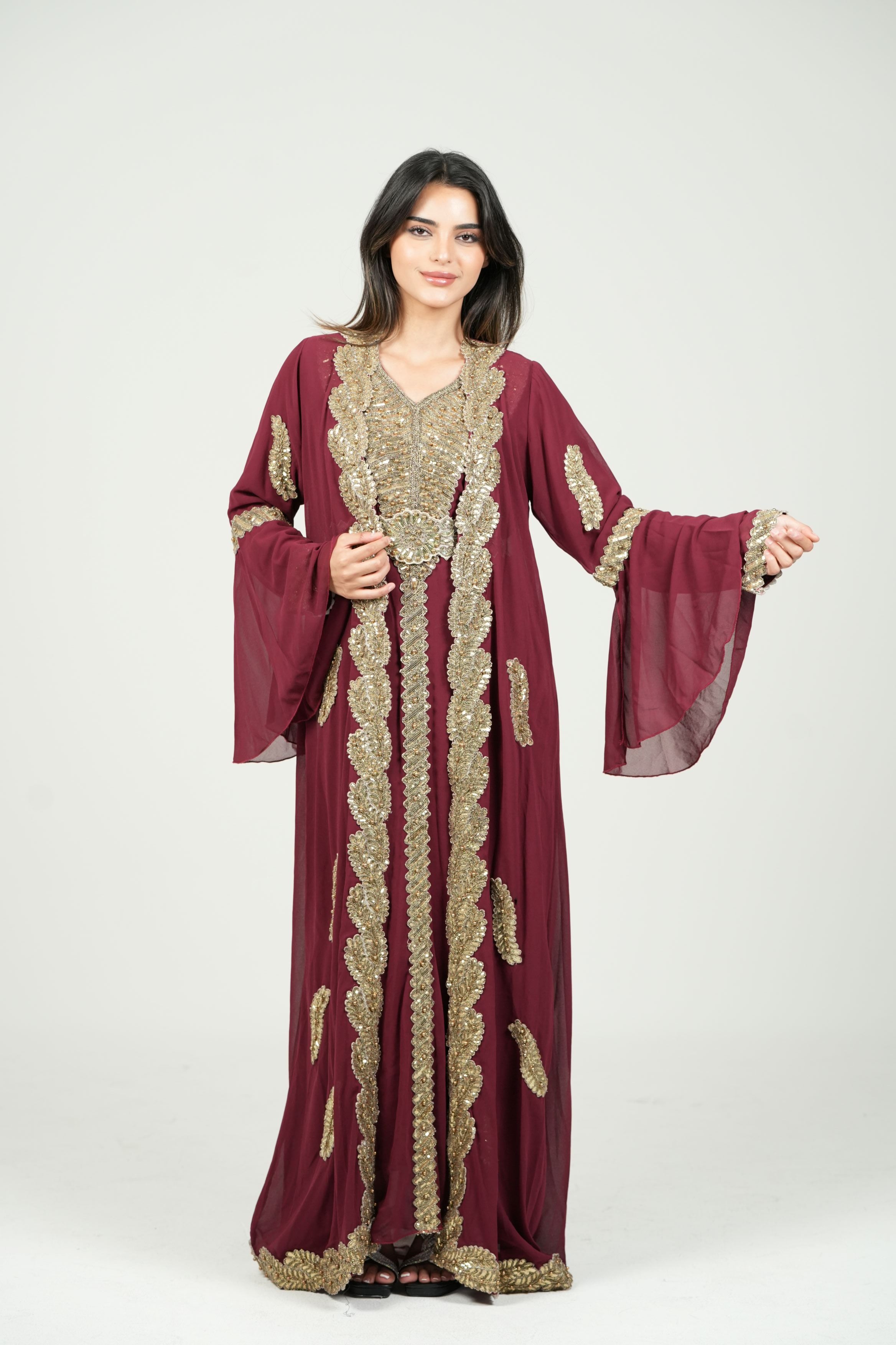 قفطان أبيض مطرز بتفاصيل ملكية مع حزام