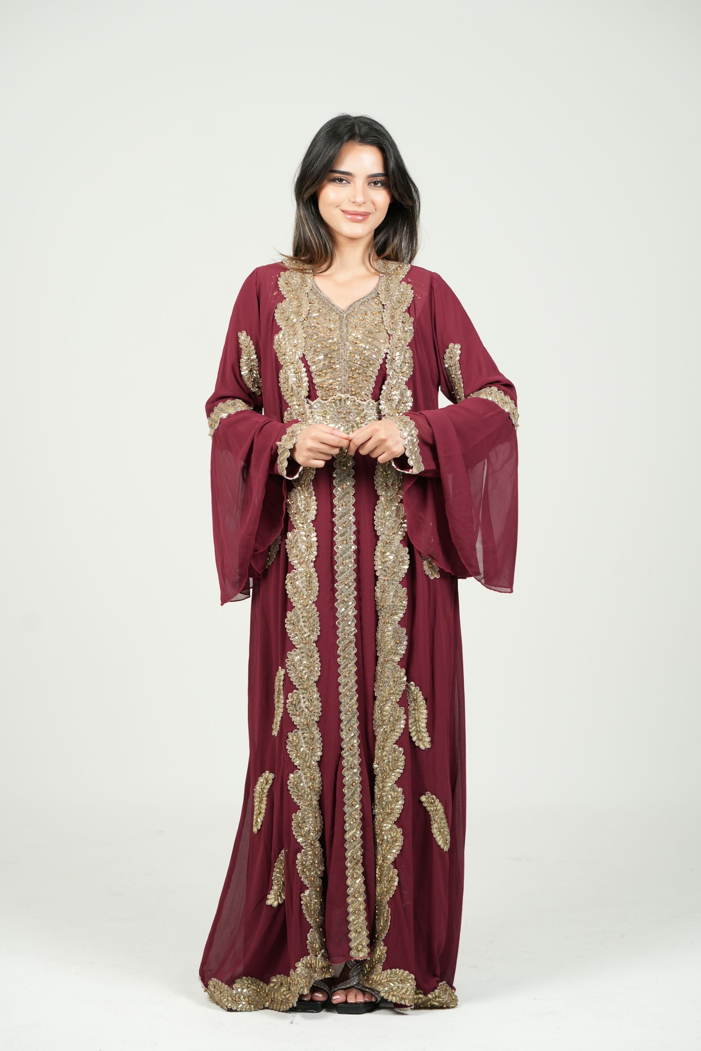 قفطان أبيض مطرز بتفاصيل ملكية مع حزام