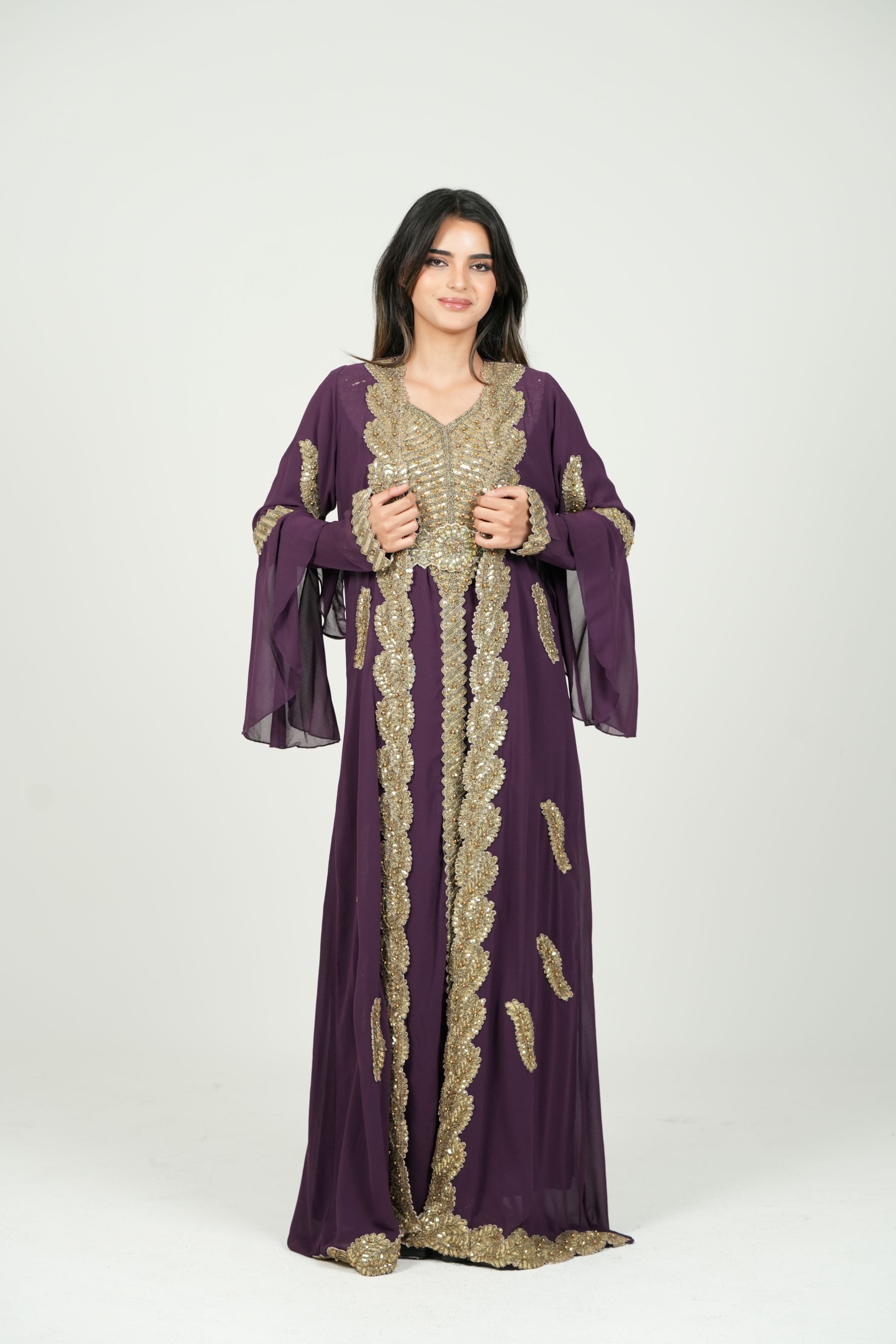 قفطان أبيض مطرز بتفاصيل ملكية مع حزام