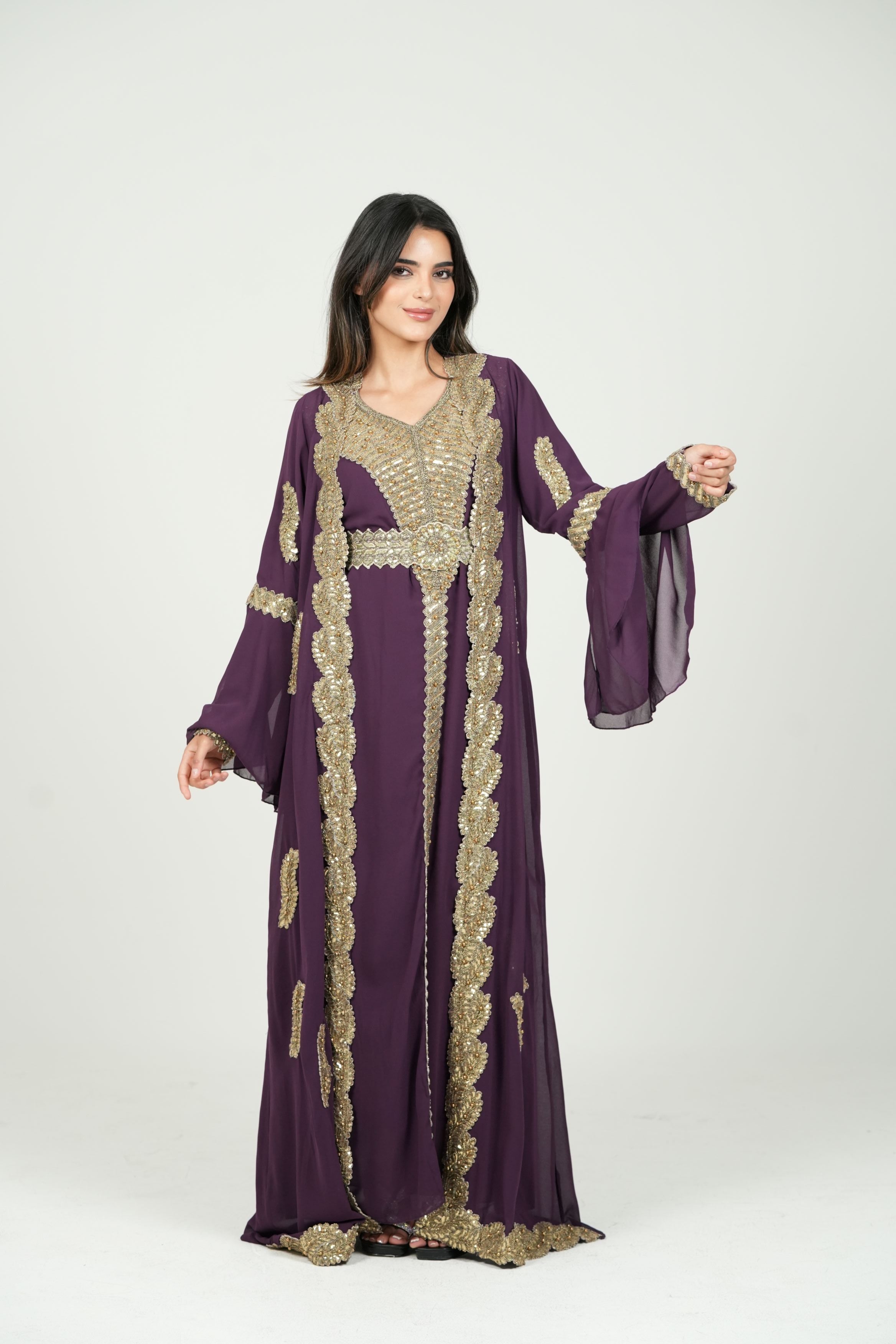 قفطان أبيض مطرز بتفاصيل ملكية مع حزام