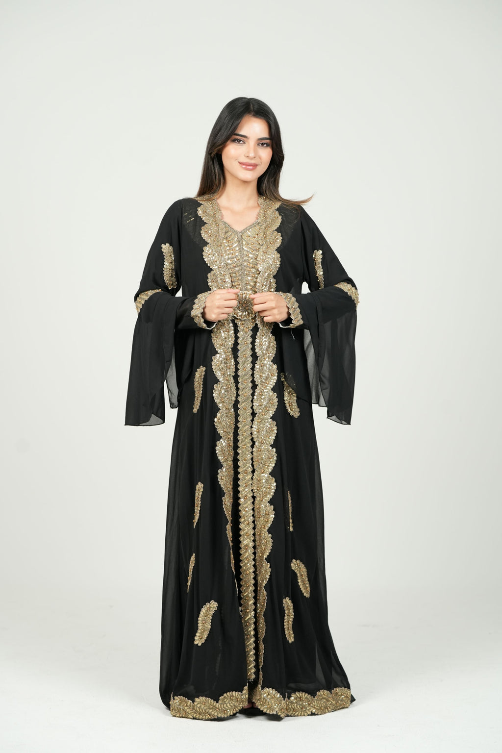 قفطان أبيض مطرز بتفاصيل ملكية مع حزام