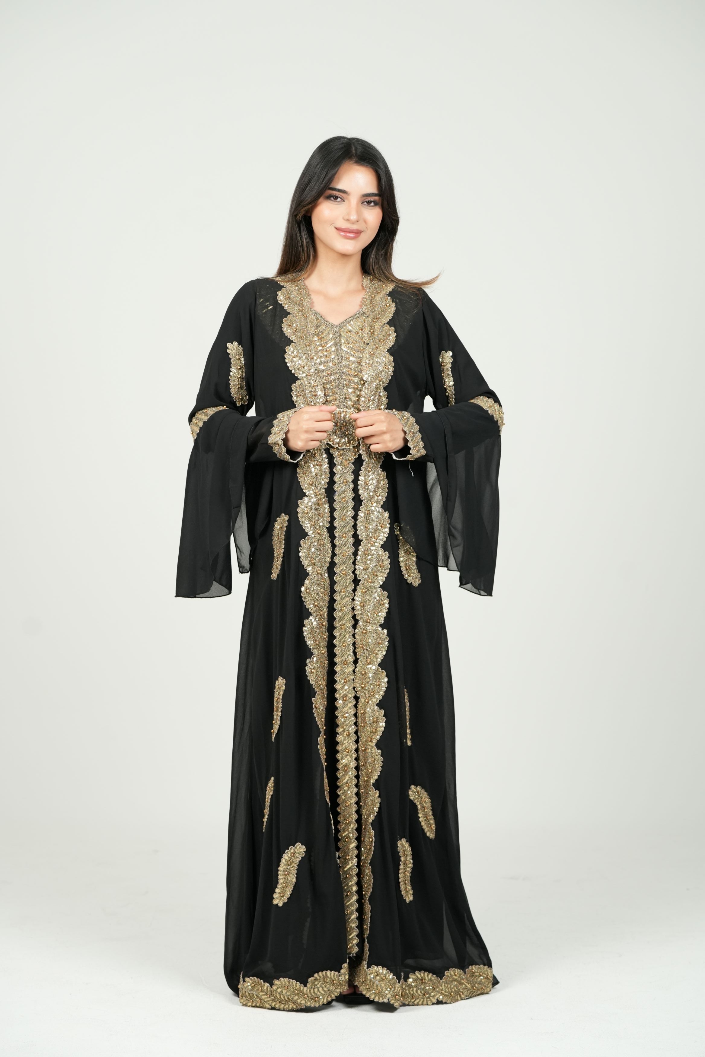 قفطان أبيض مطرز بتفاصيل ملكية مع حزام