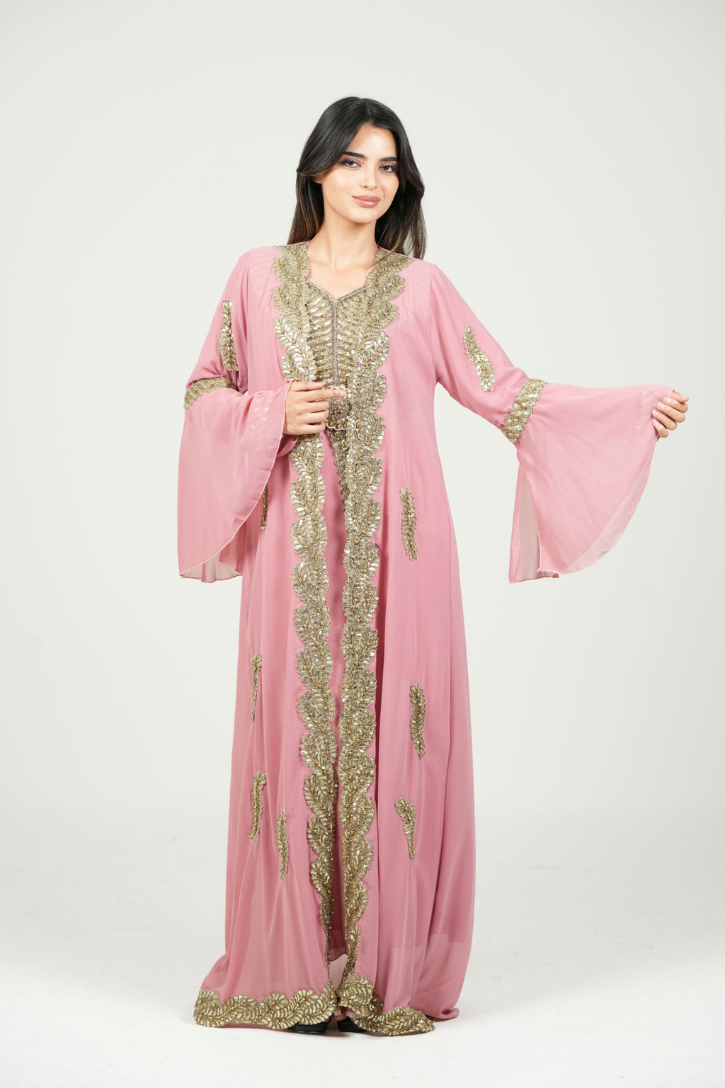 قفطان أبيض مطرز بتفاصيل ملكية مع حزام