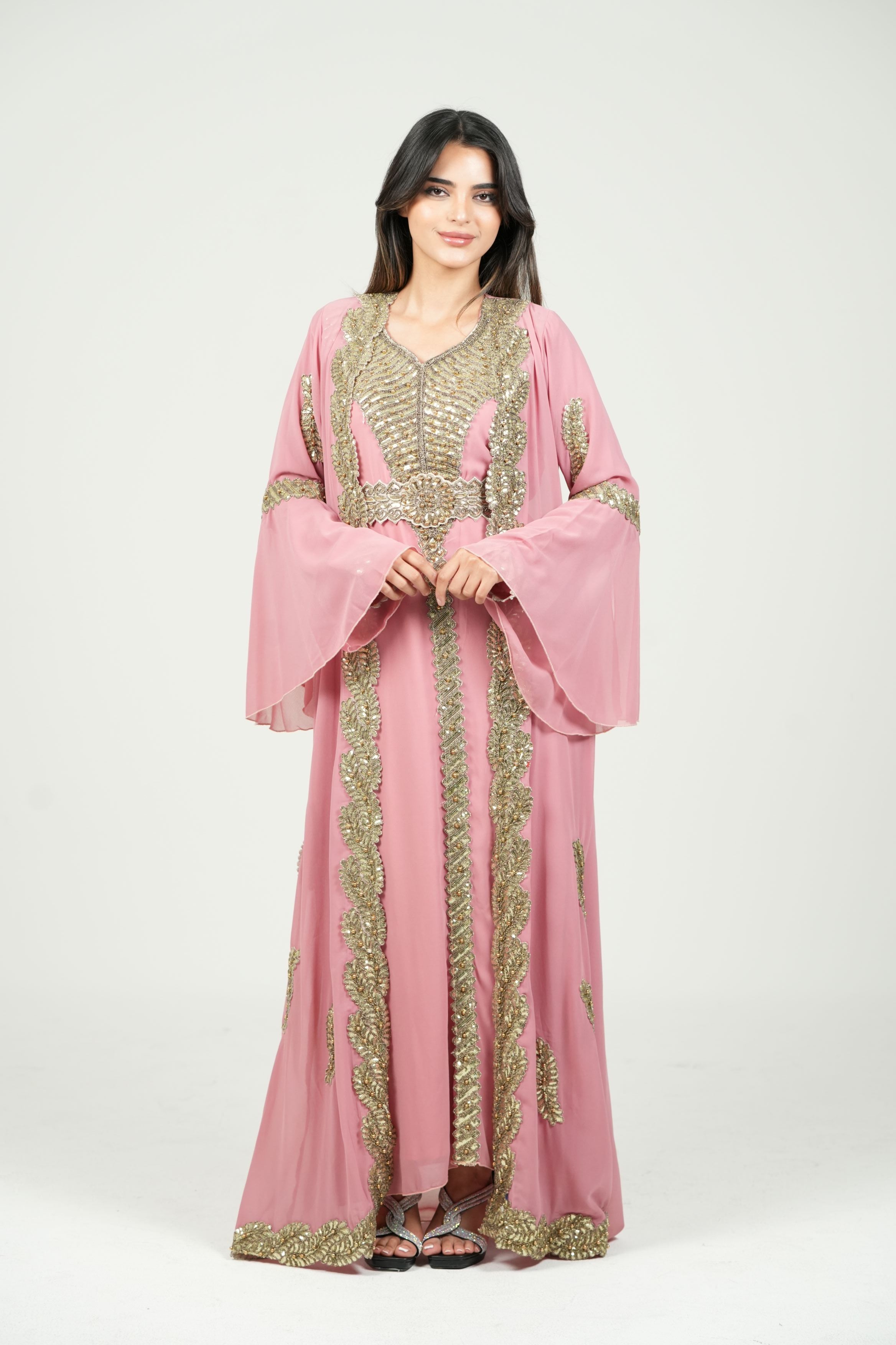 قفطان أبيض مطرز بتفاصيل ملكية مع حزام