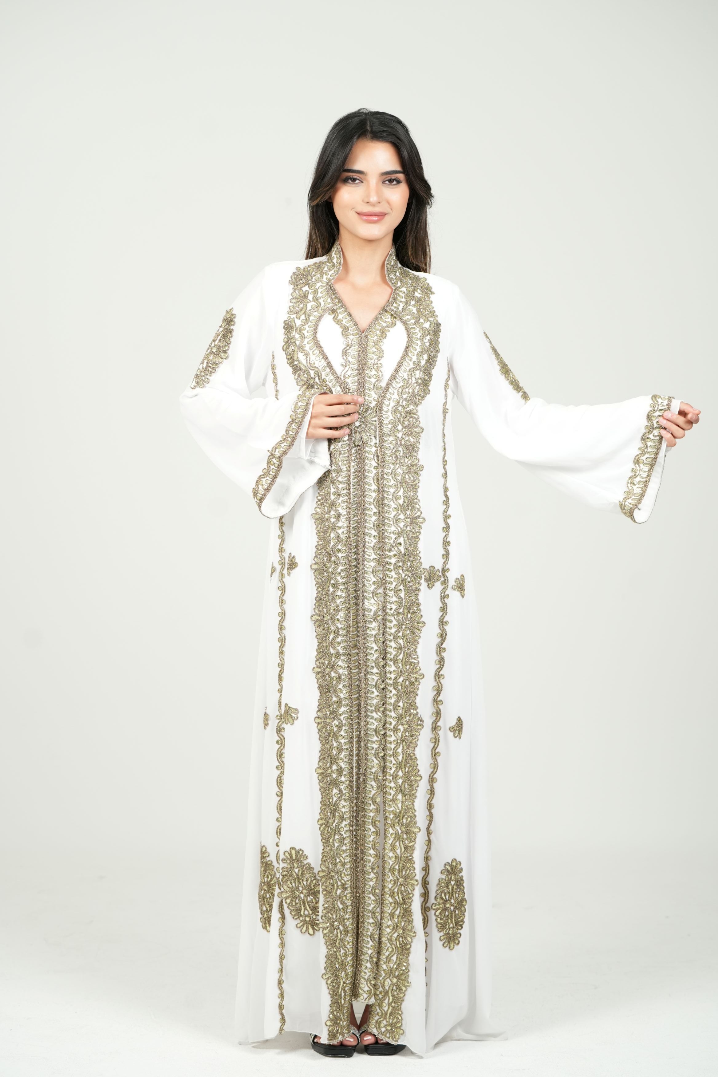 قفطان شيفون مطرز مع حزام