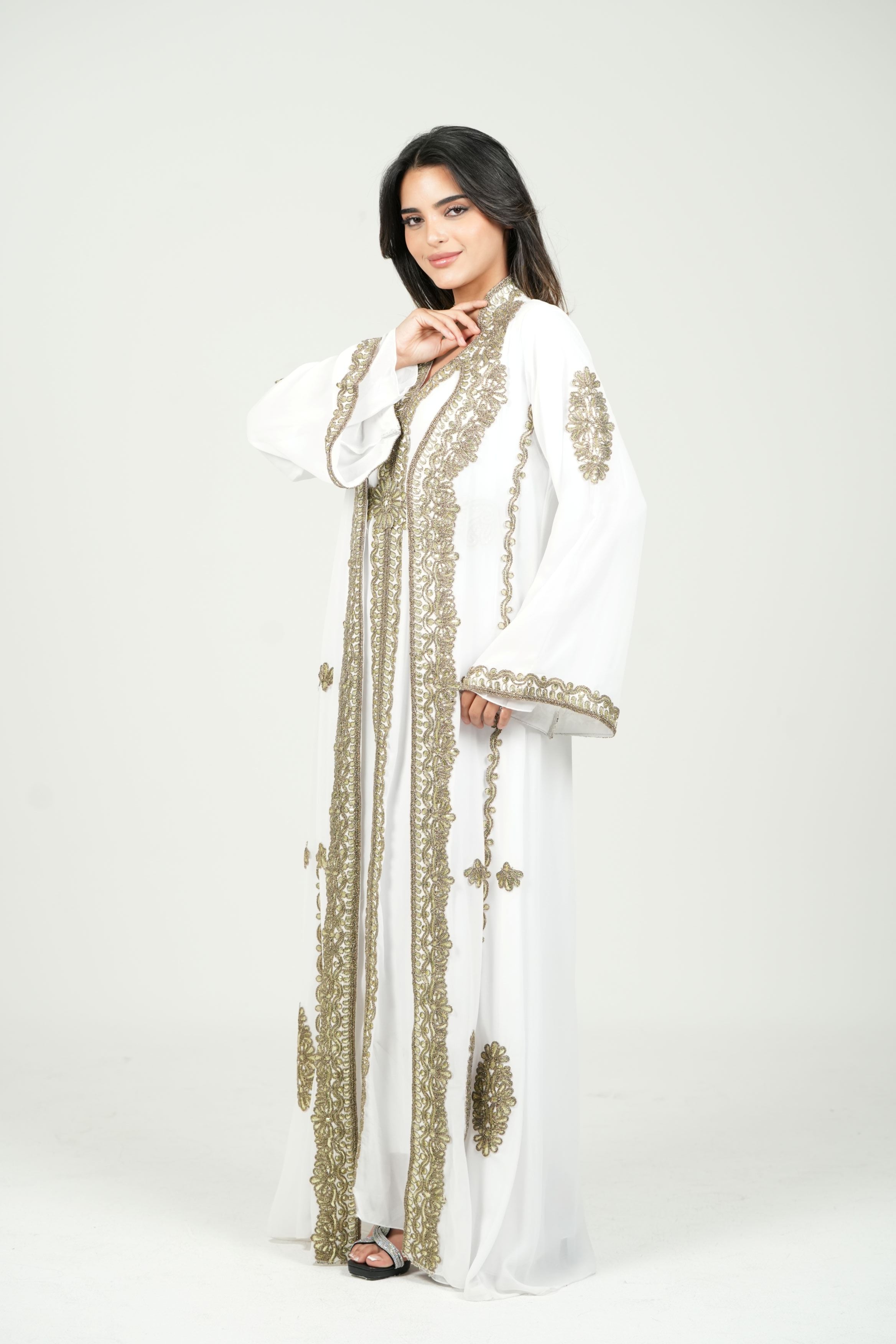 قفطان شيفون مطرز مع حزام