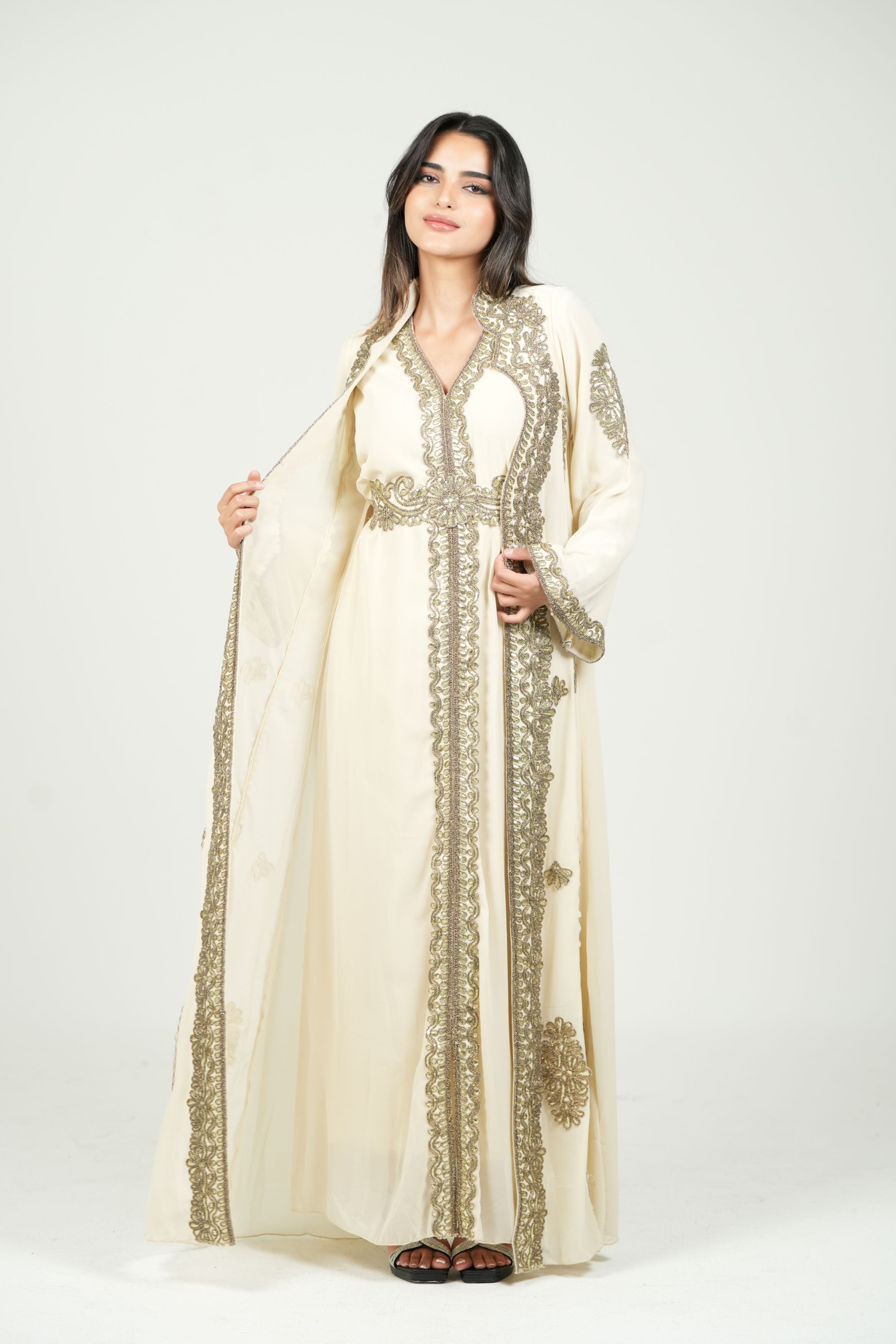 قفطان شيفون مطرز مع حزام