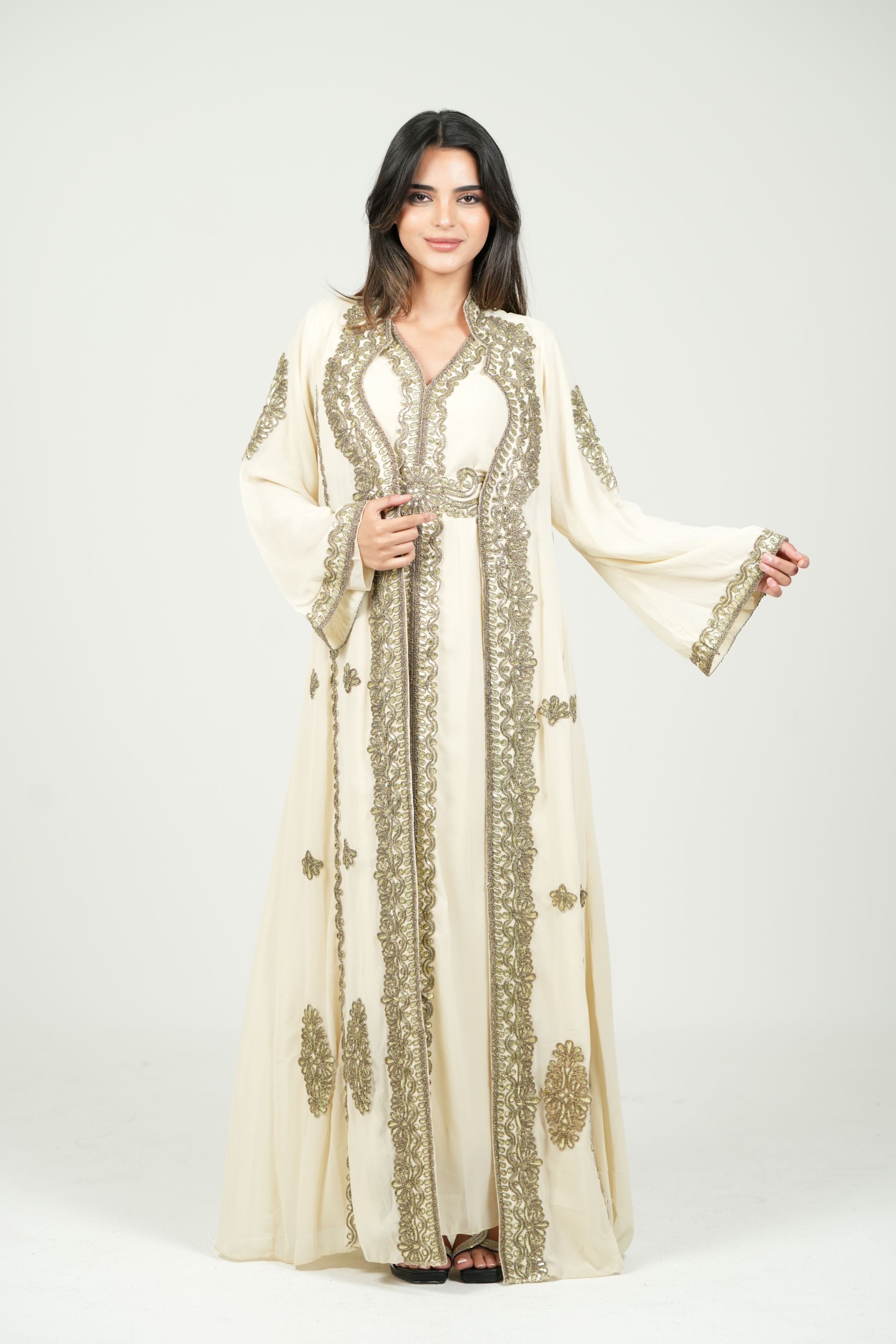 قفطان شيفون مطرز مع حزام