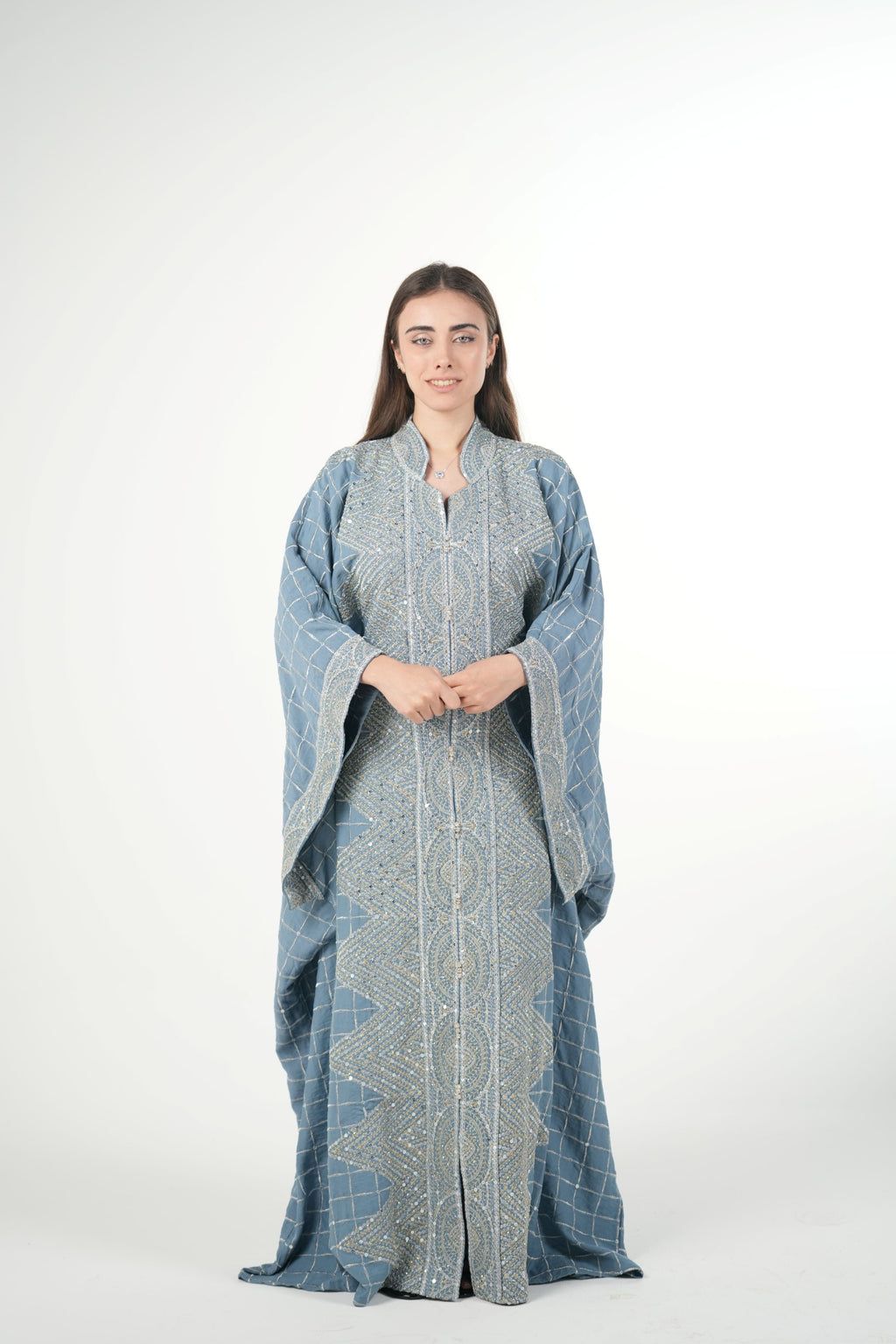 جلابية مطرزة بالزمرد