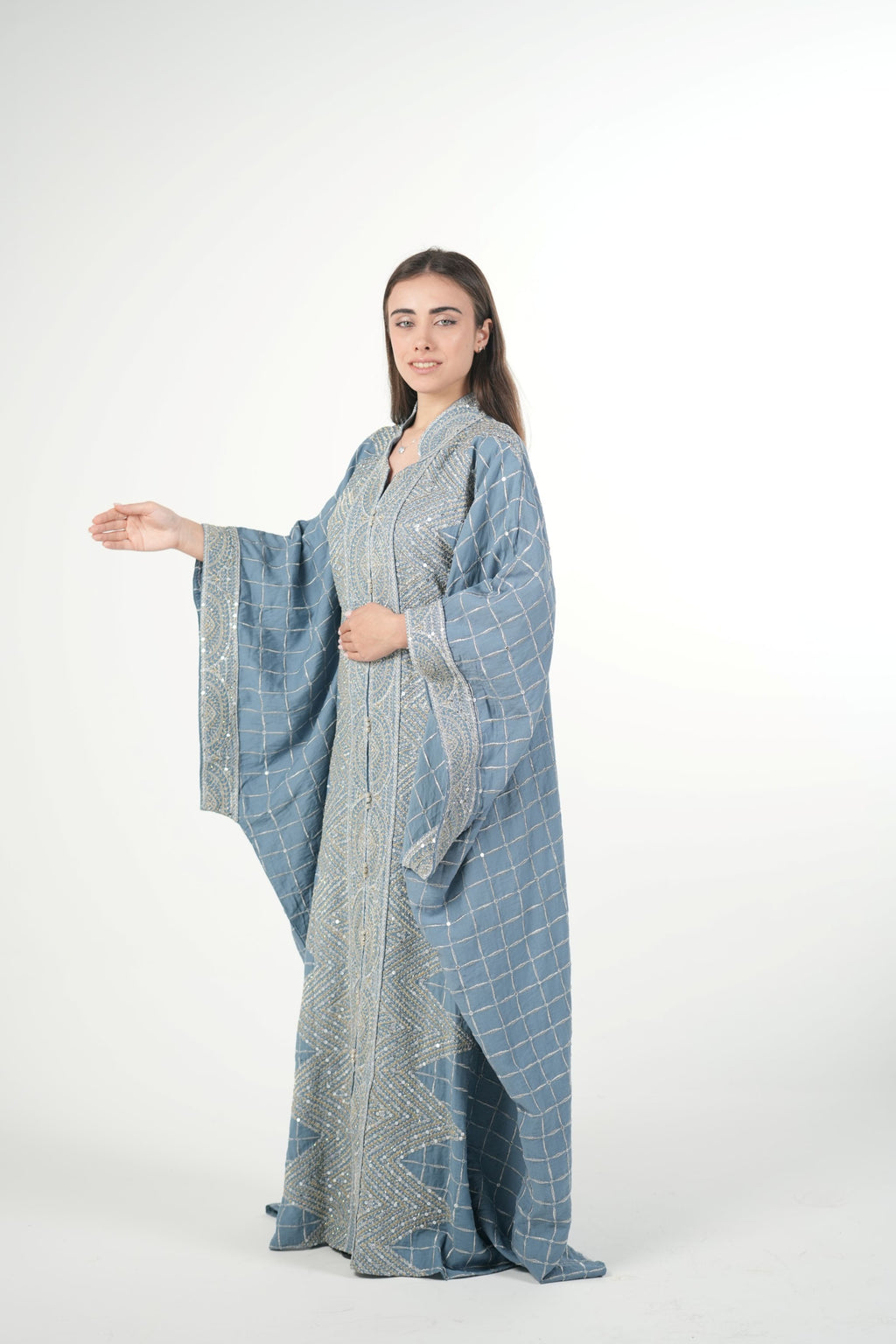 جلابية مطرزة بالزمرد