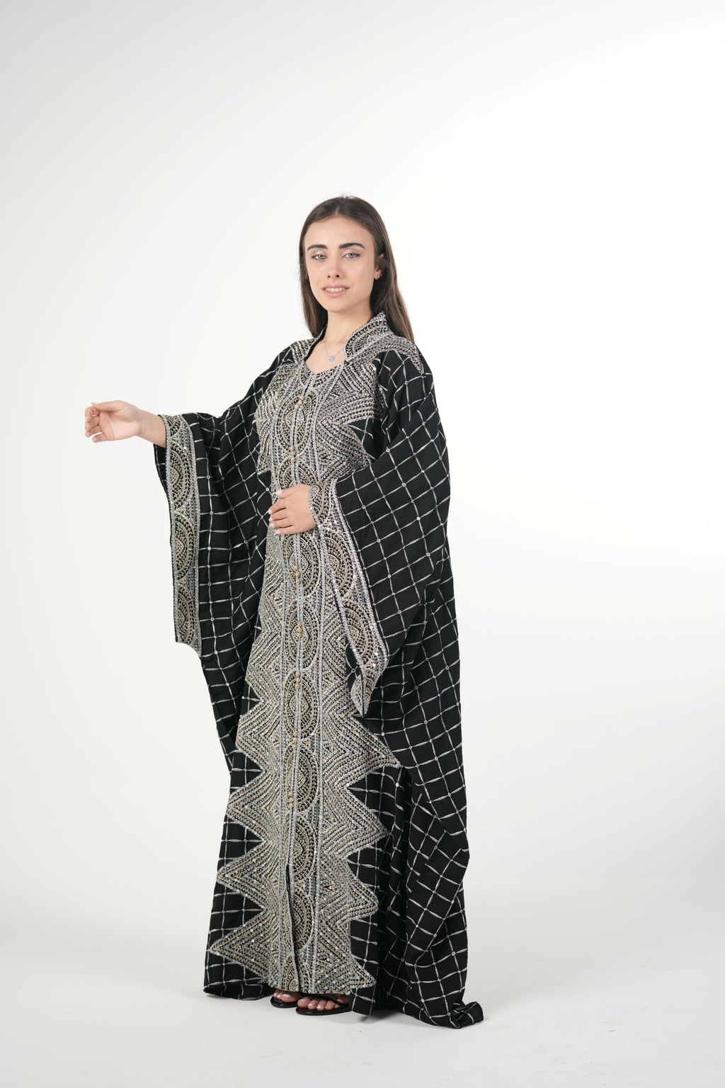 جلابية مطرزة بالزمرد