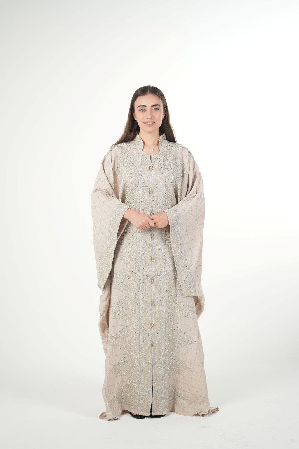 جلابية مطرزة بالزمرد