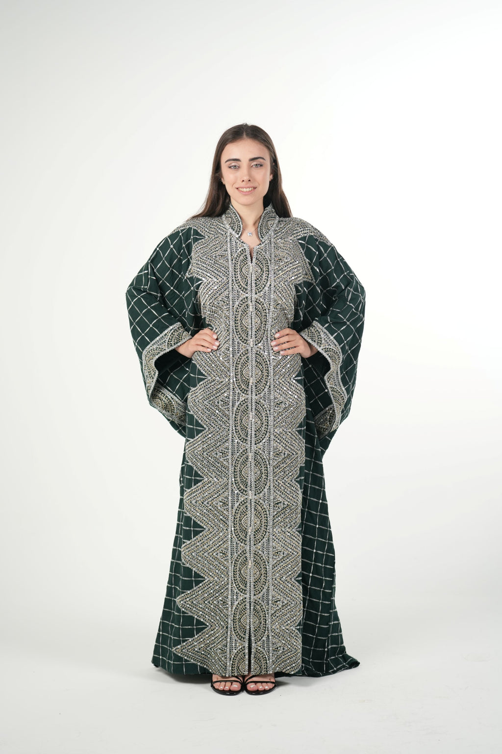 جلابية مطرزة بالزمرد