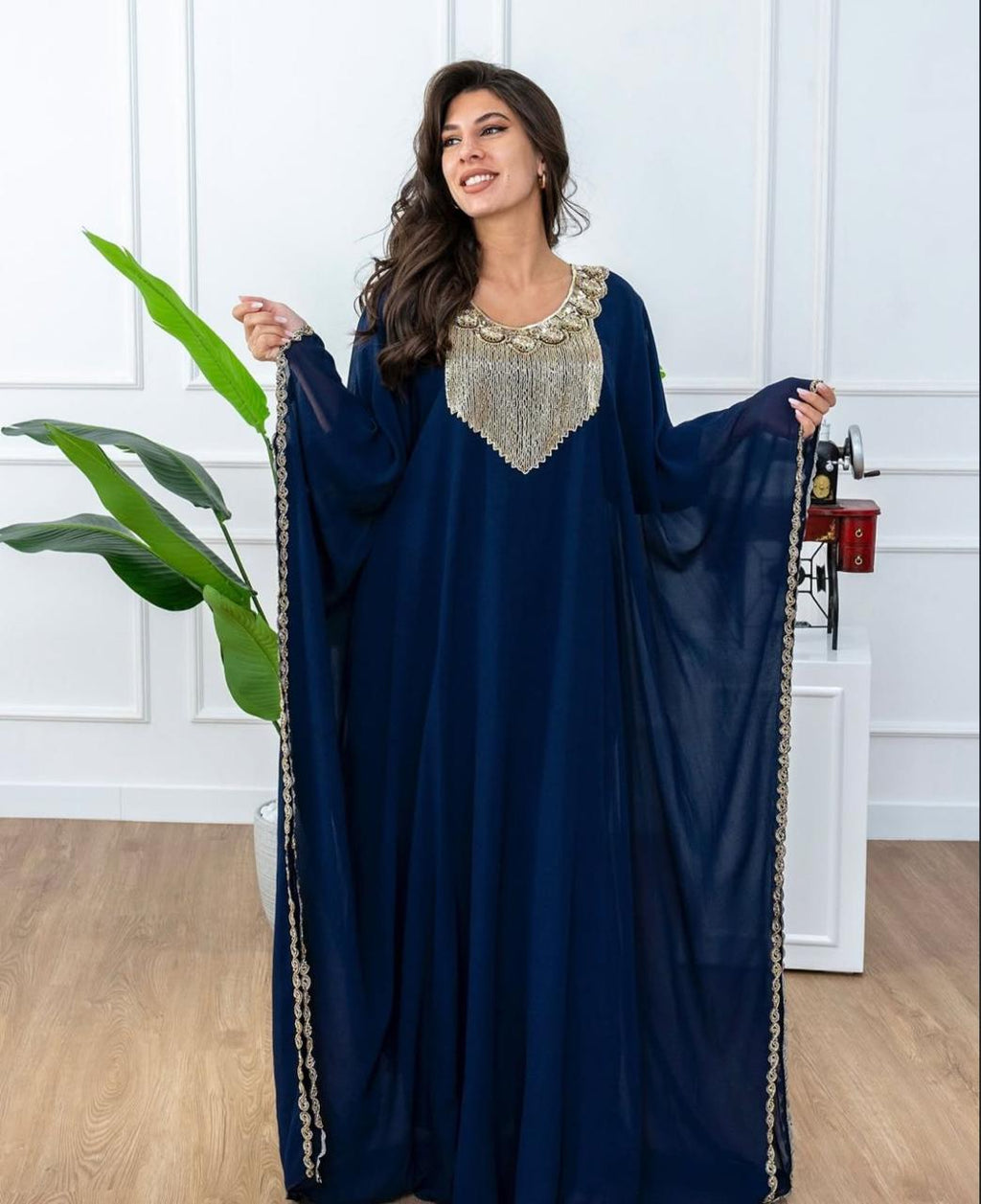 قفطان أنيق بتطريز ذهبي