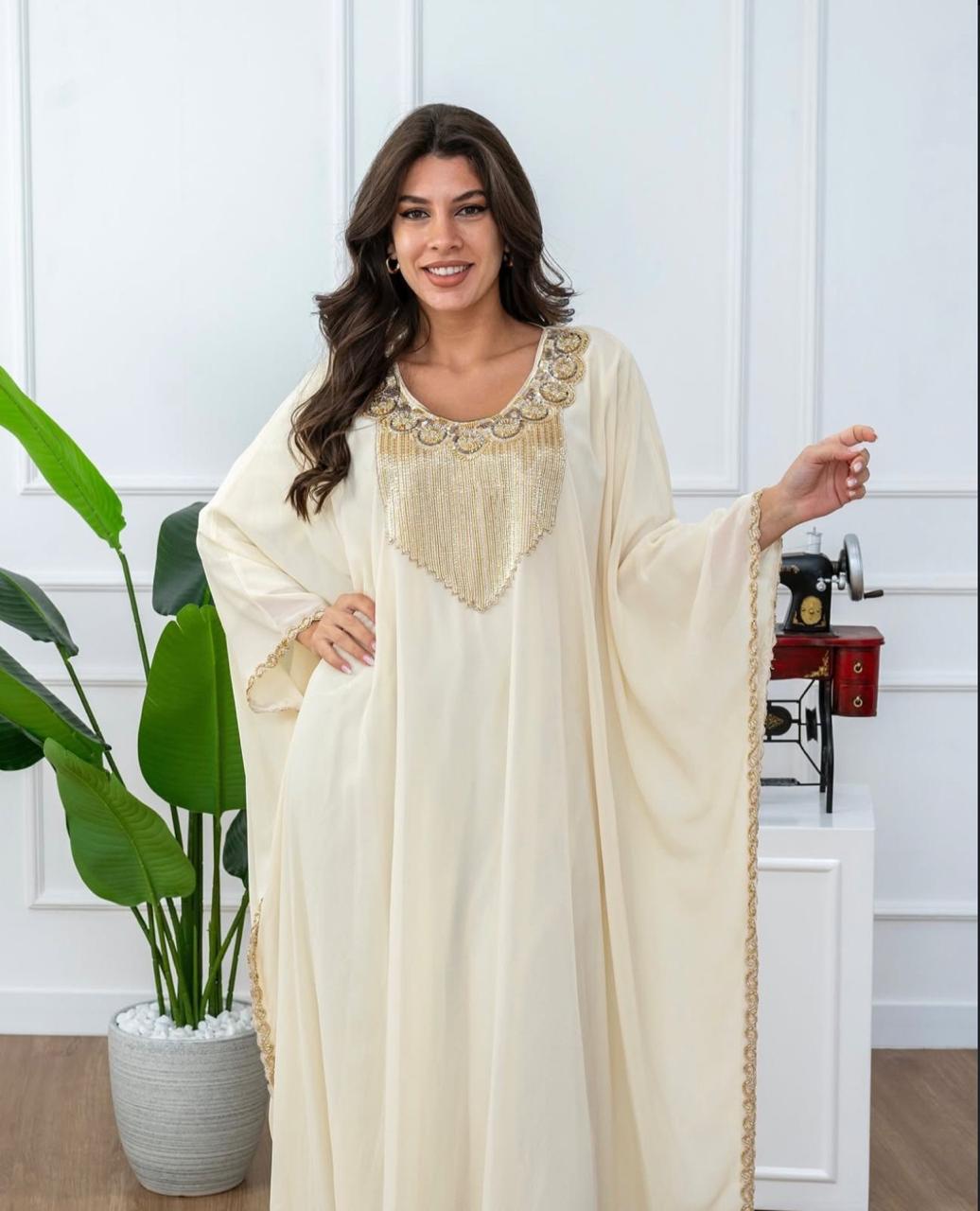 قفطان أنيق بتطريز ذهبي