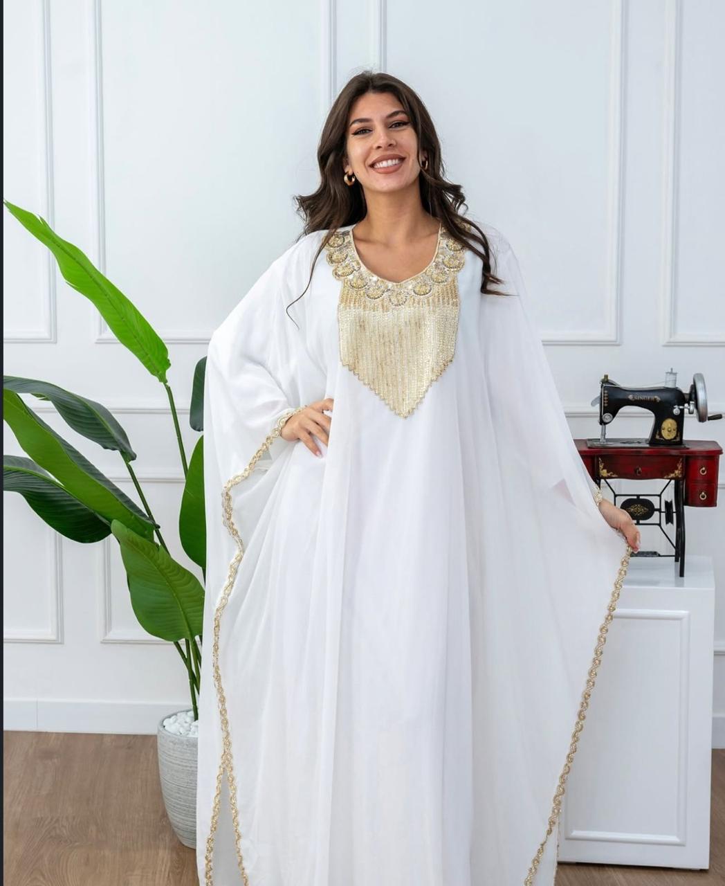 قفطان أنيق بتطريز ذهبي