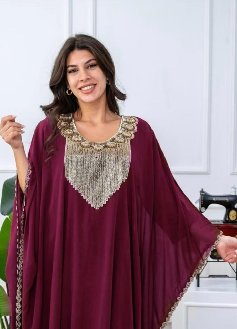 قفطان أنيق بتطريز ذهبي