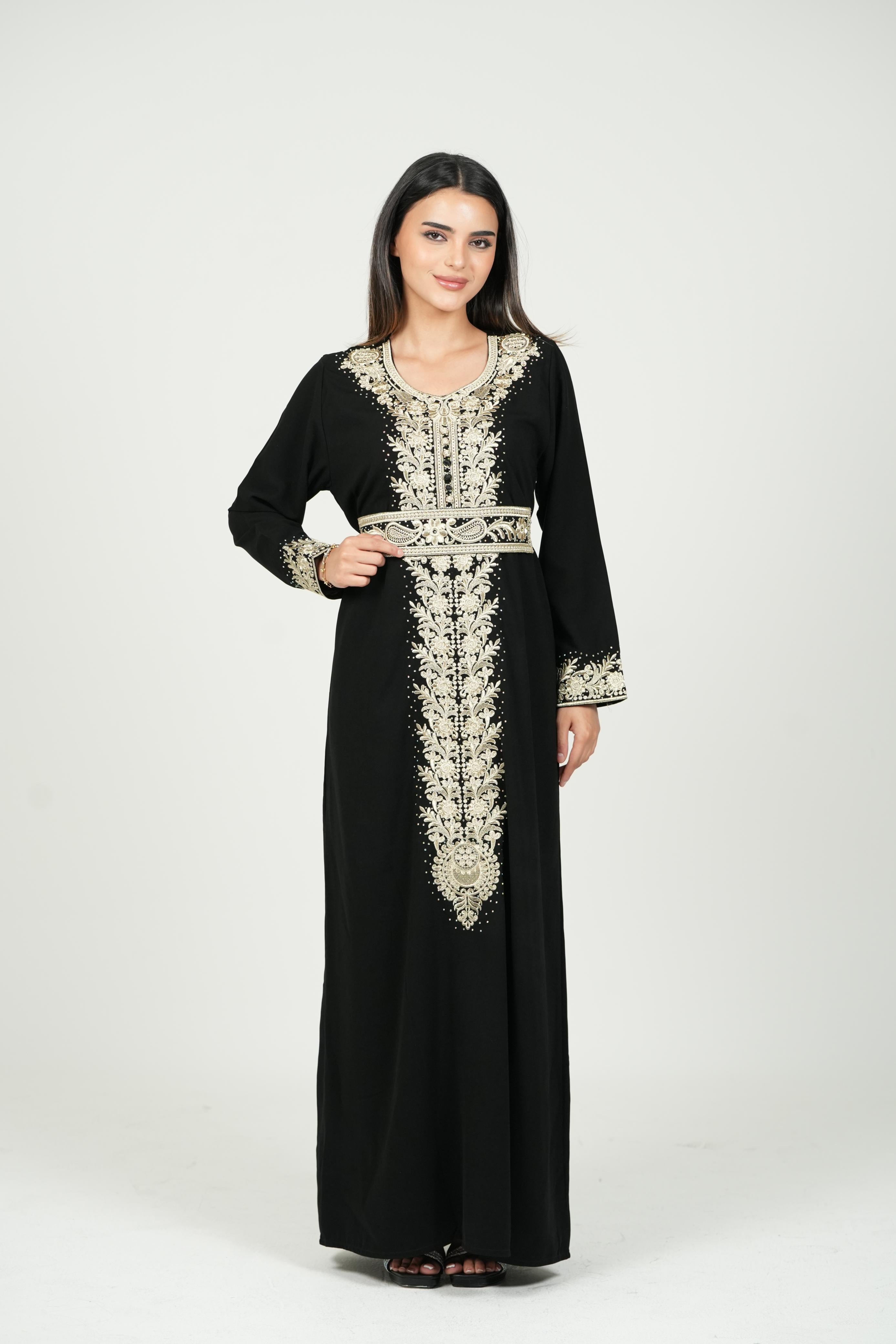 جلابية فلسطينية سوداء مطرزة بحزام ذهبي