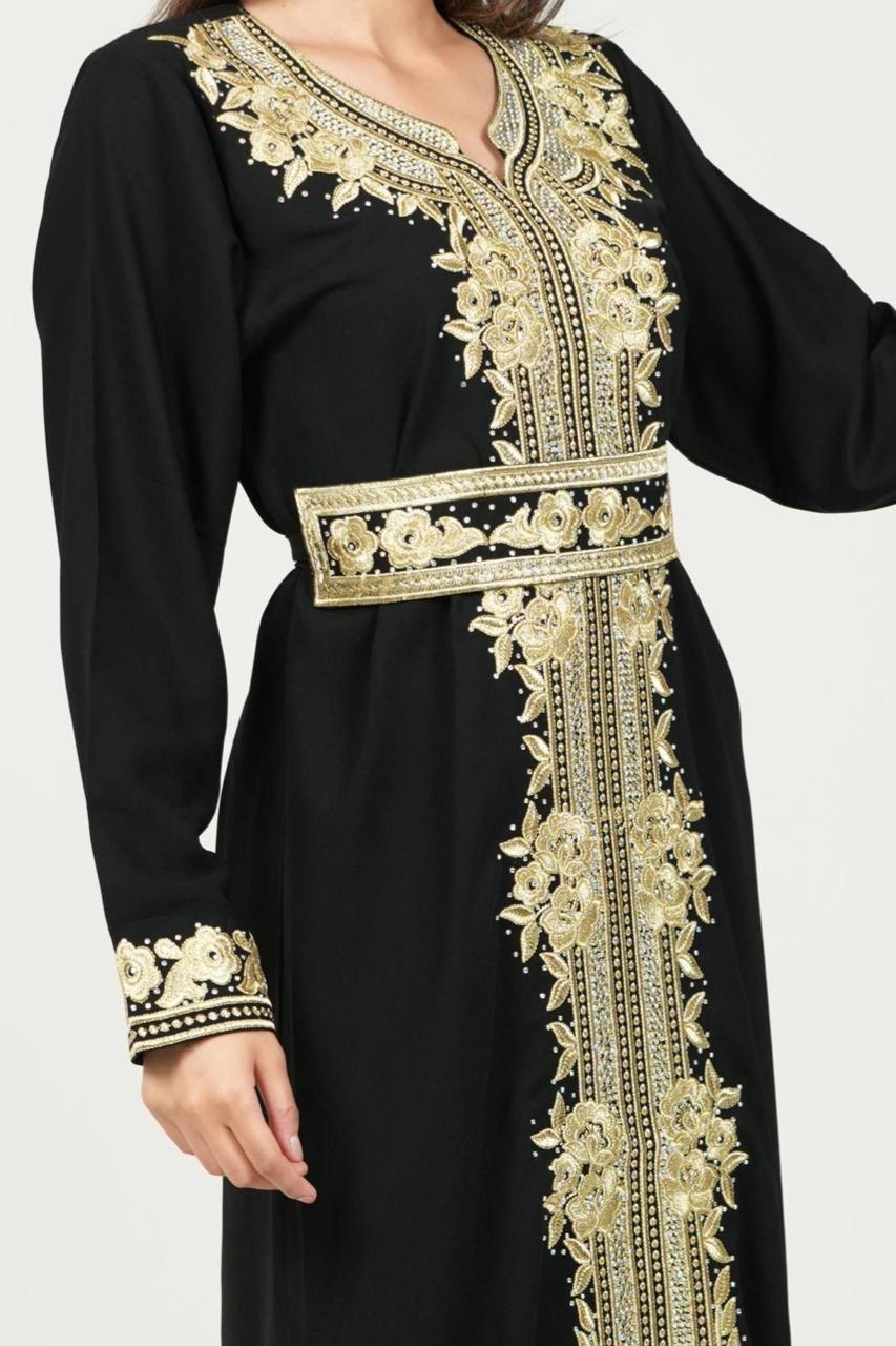 جلابية فلسطينية سوداء مطرزة بحزام ذهبي